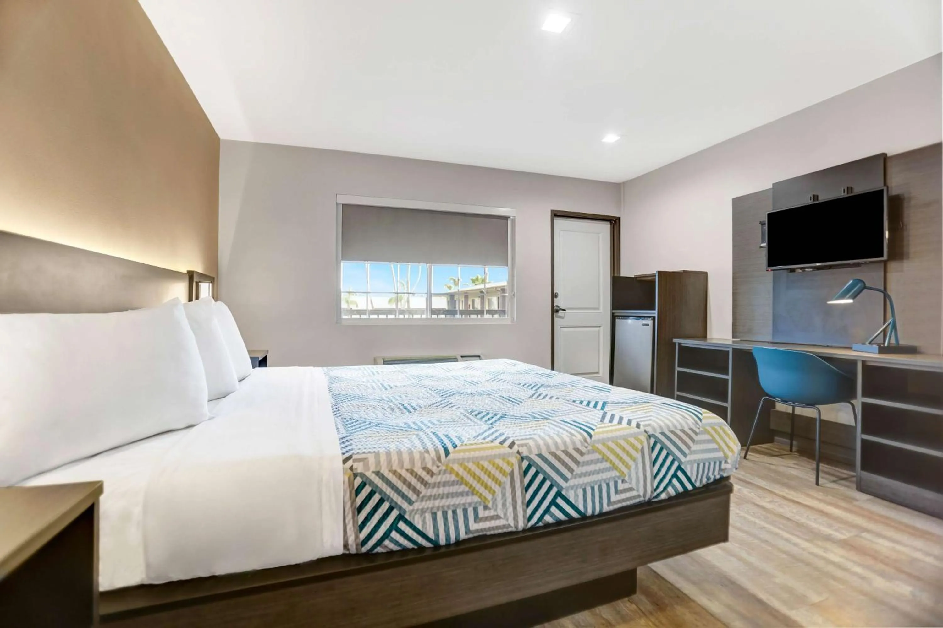 Bedroom, Bed in Motel 6 San Diego, CA Airport Harbor