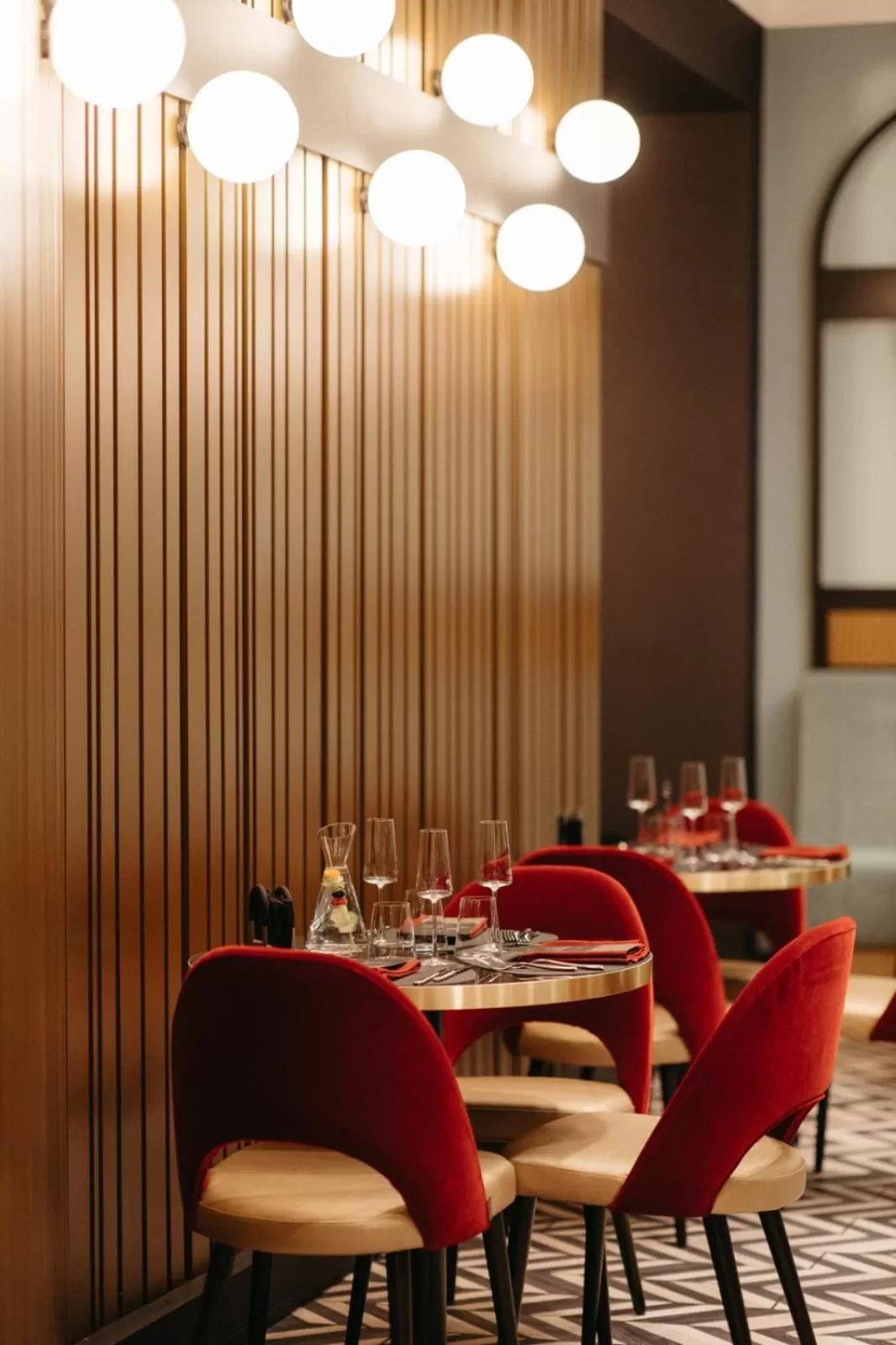 Restaurant/places to eat in Hotel Select