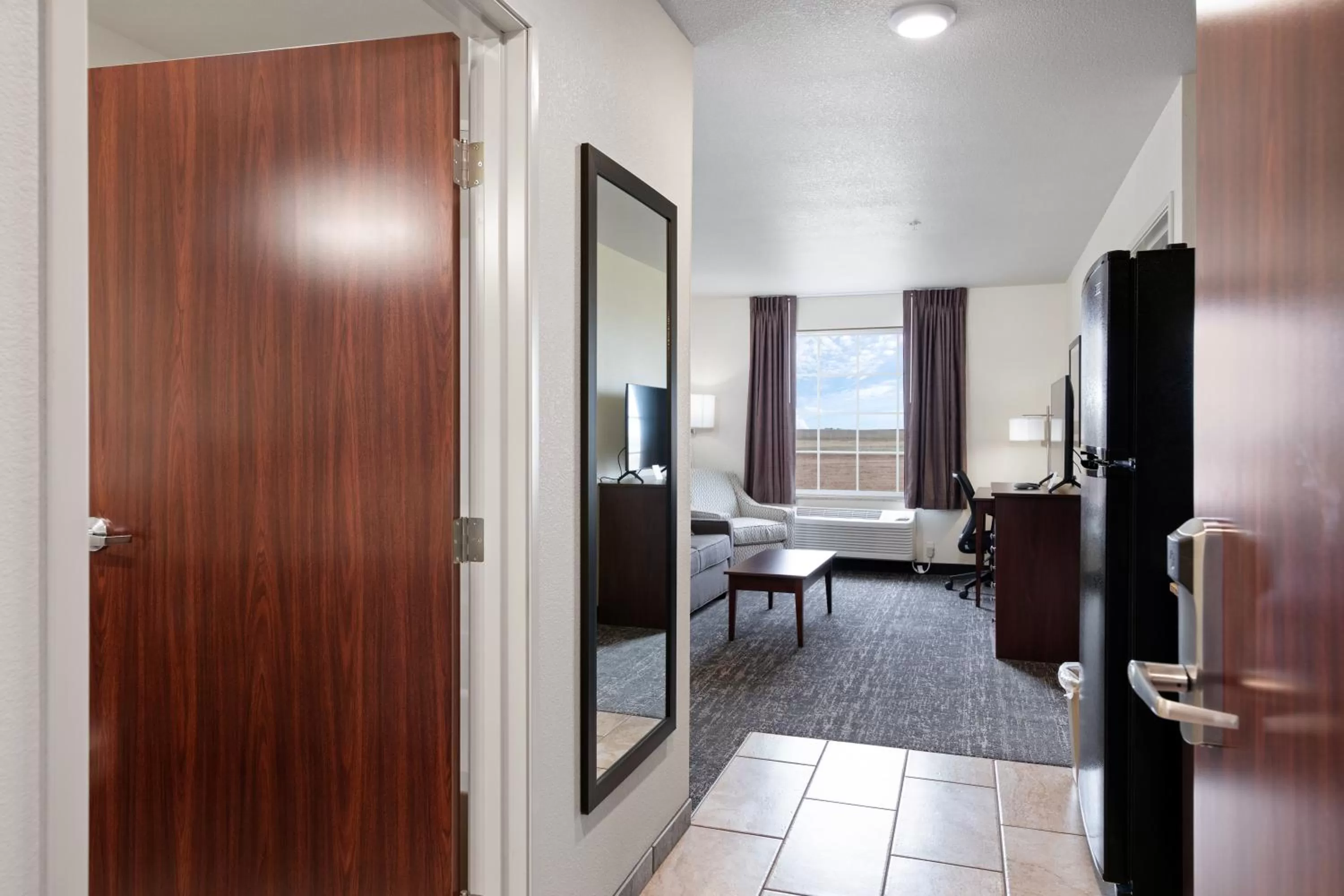 kitchen, Bed in Cobblestone Inn & Suites - Yuma