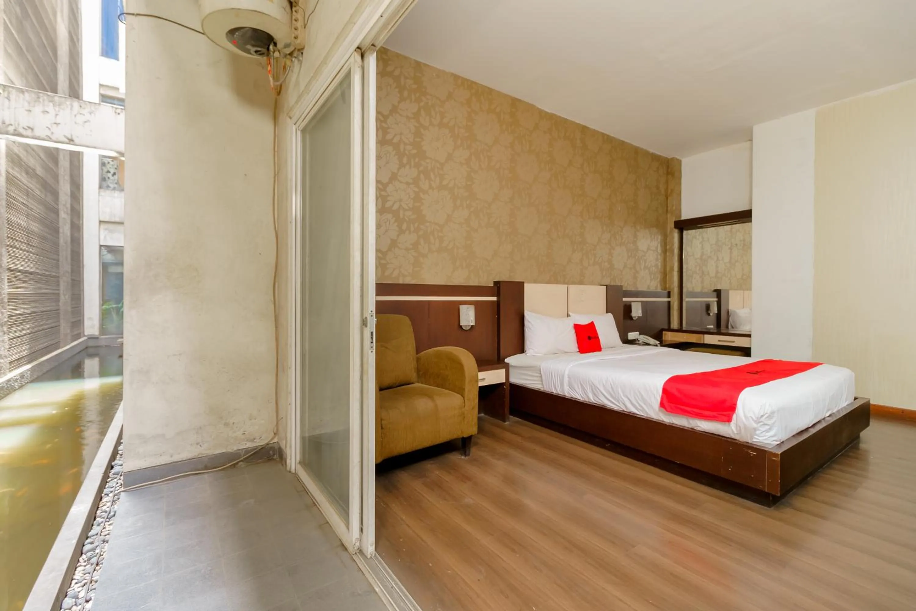 Deluxe Suite in RedDoorz @ Cikarang 2