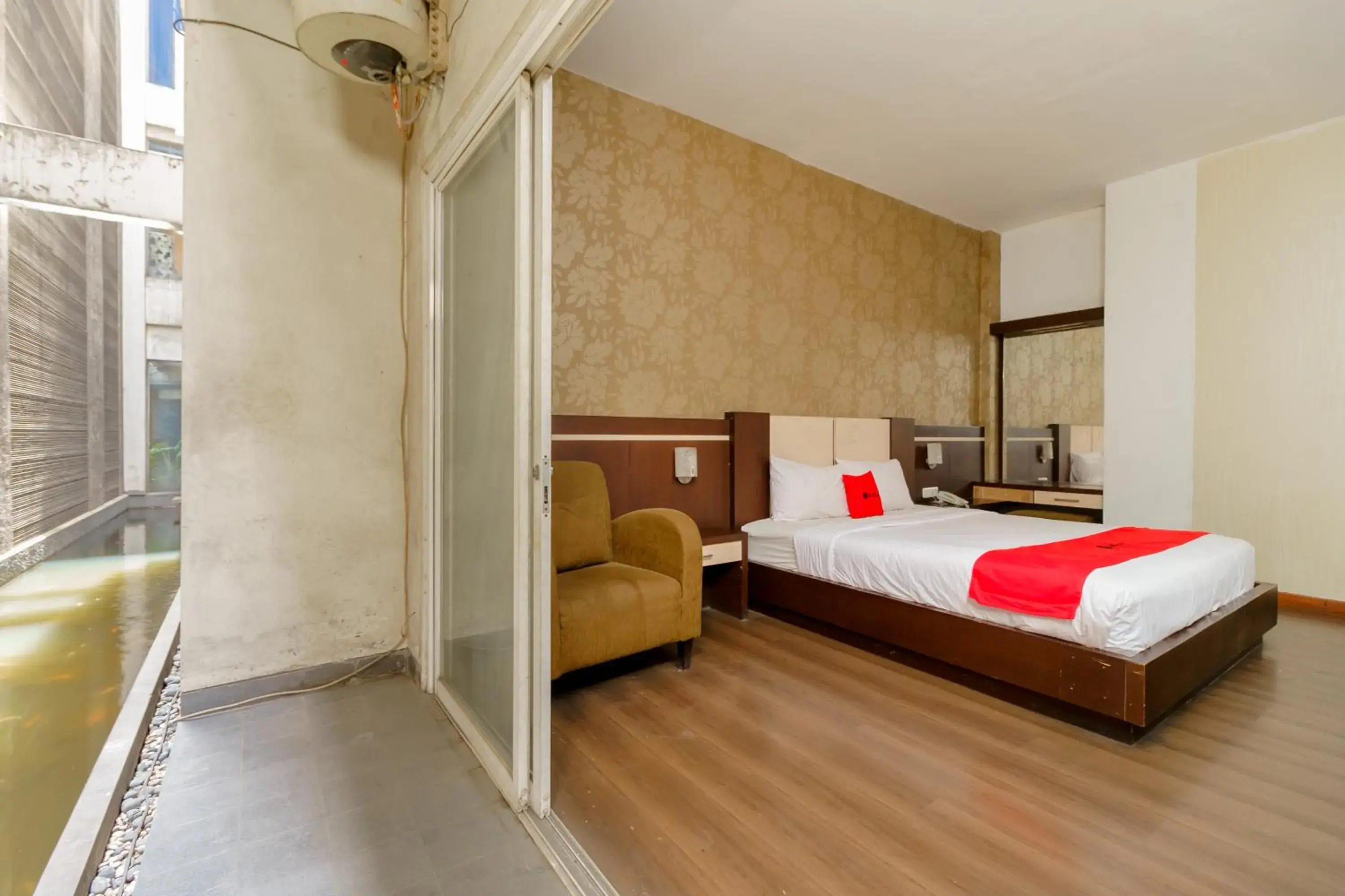 Deluxe Suite in RedDoorz @ Cikarang 2 Deluxe Suite in RedDoorz @ Cikarang 2