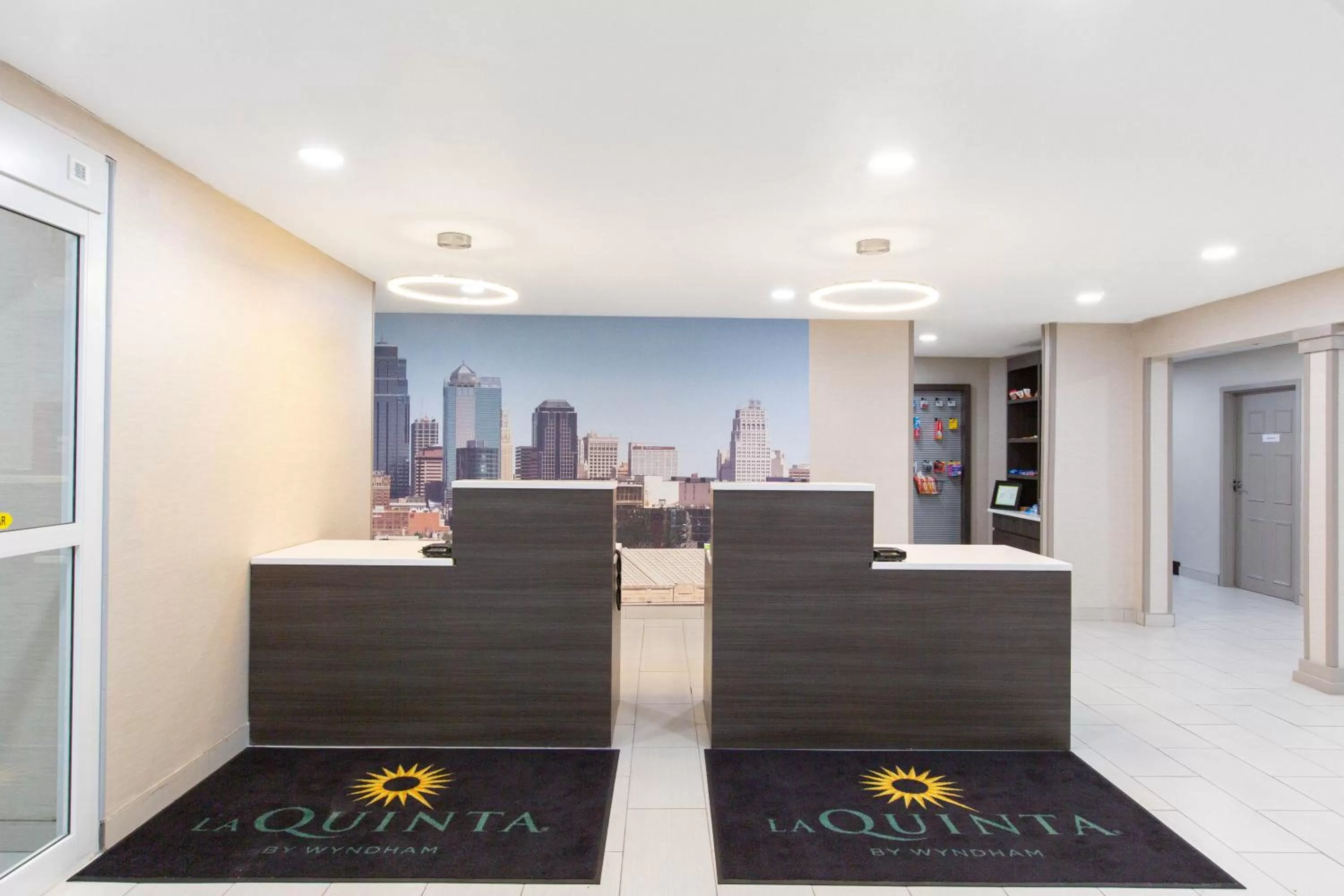 Lobby or reception in La Quinta by Wyndham Blue Springs