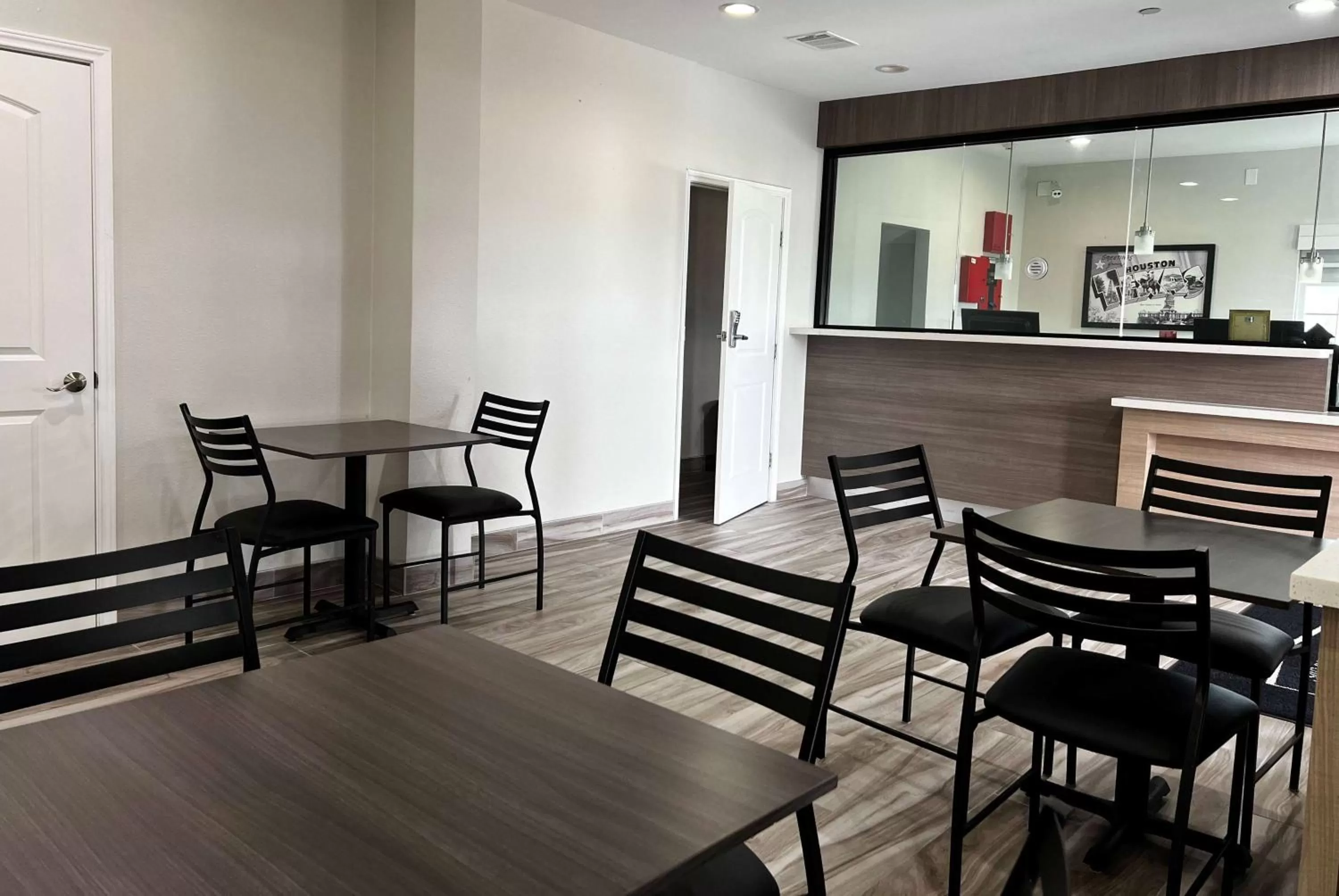 Restaurant/places to eat in Super 8 by Wyndham Houston North I-45