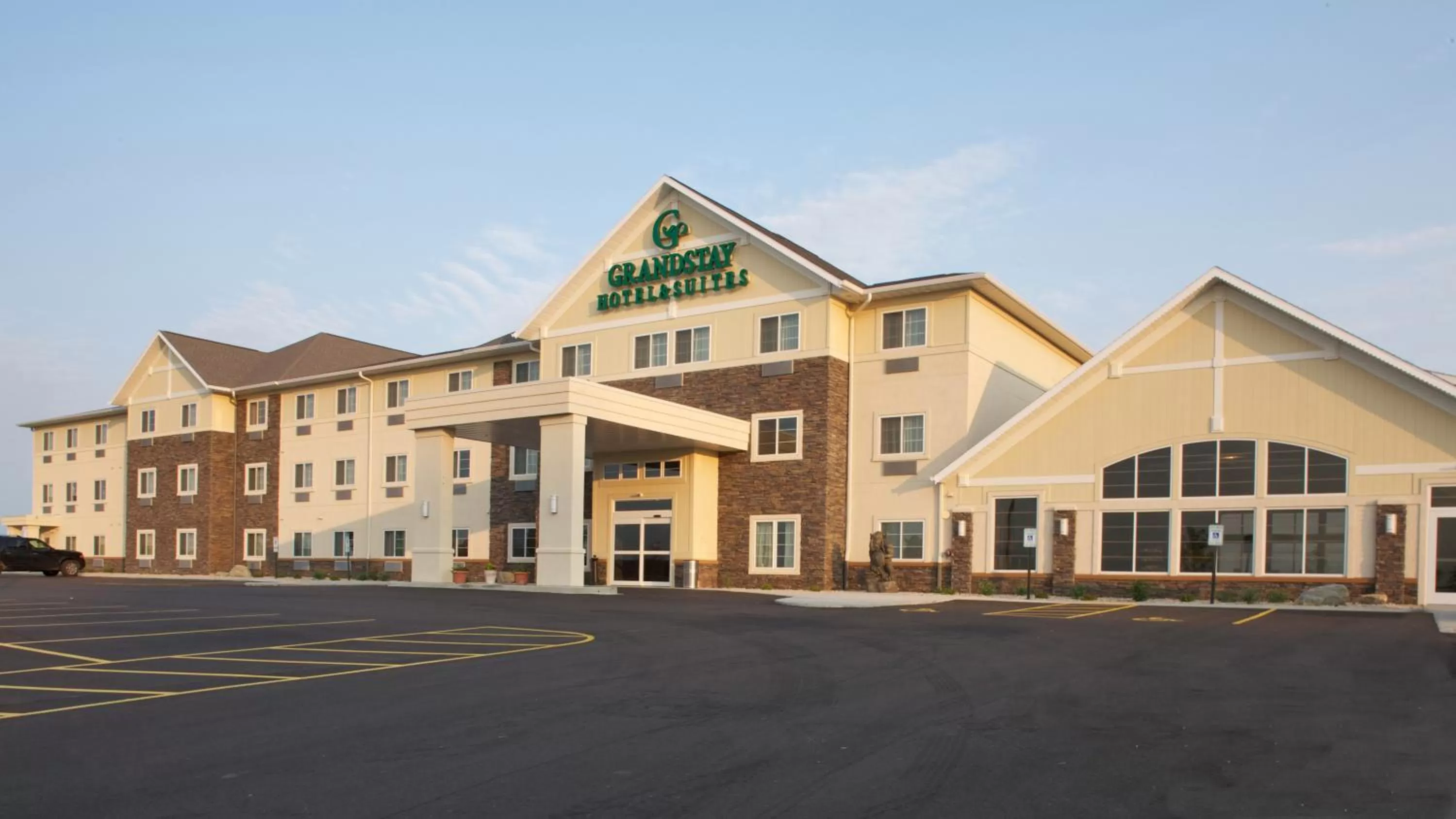 Facade/entrance in Grandstay Hotel & Suites Mount Horeb - Madison