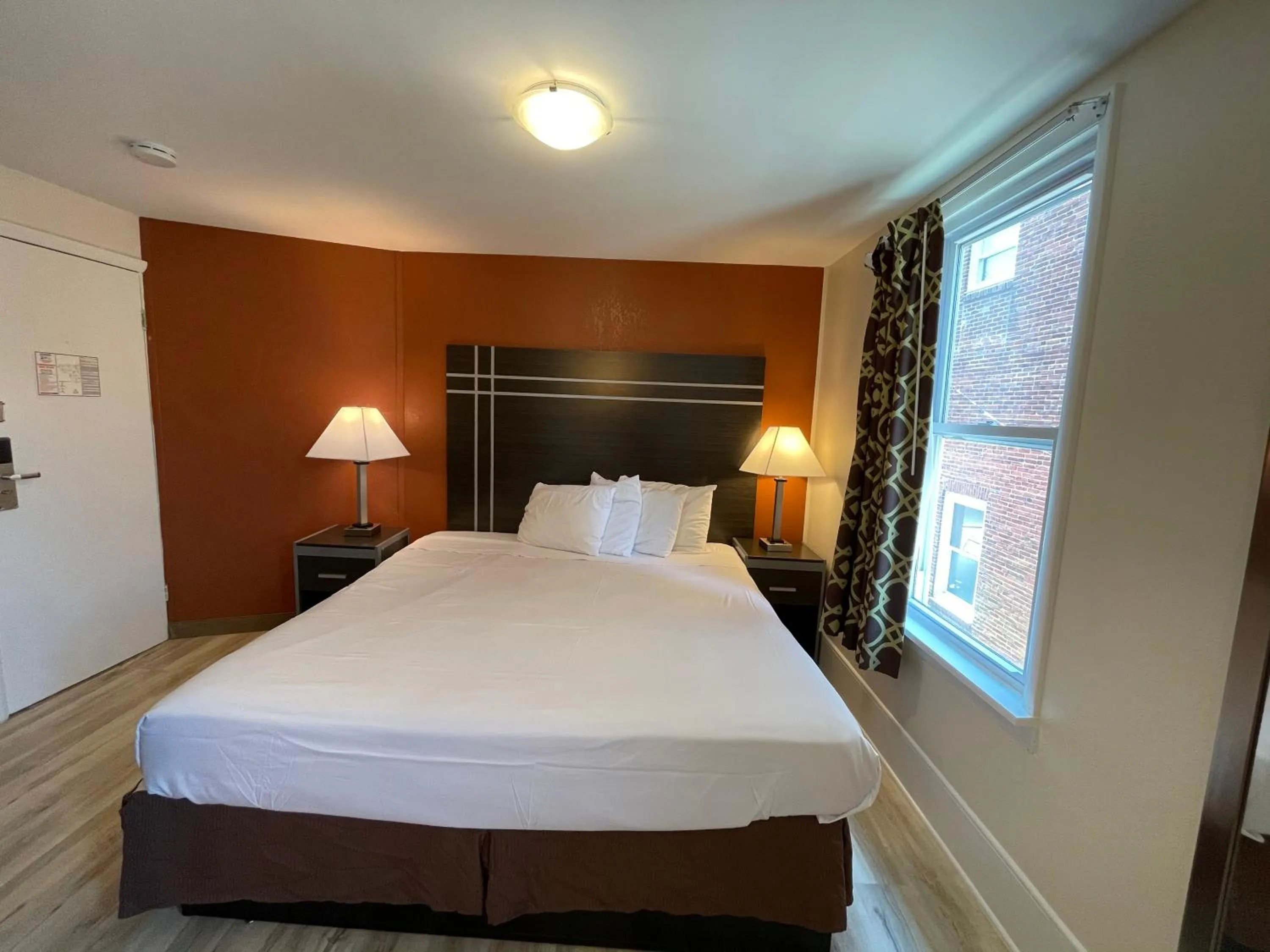 Bed in Wildwood Inn Hotel Travelodge Beach & Boardwalk