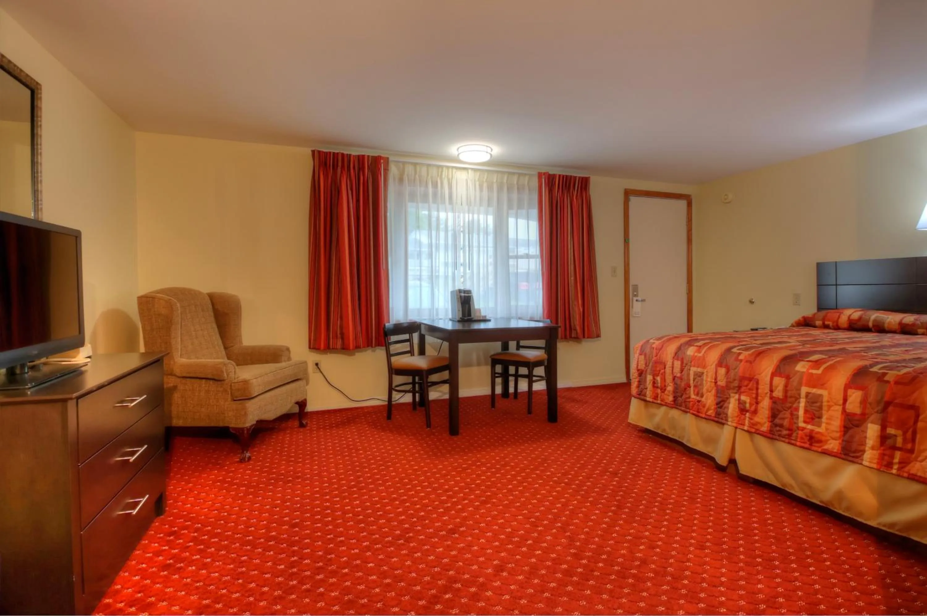 Seating area, Bed in Ogunquit Tides