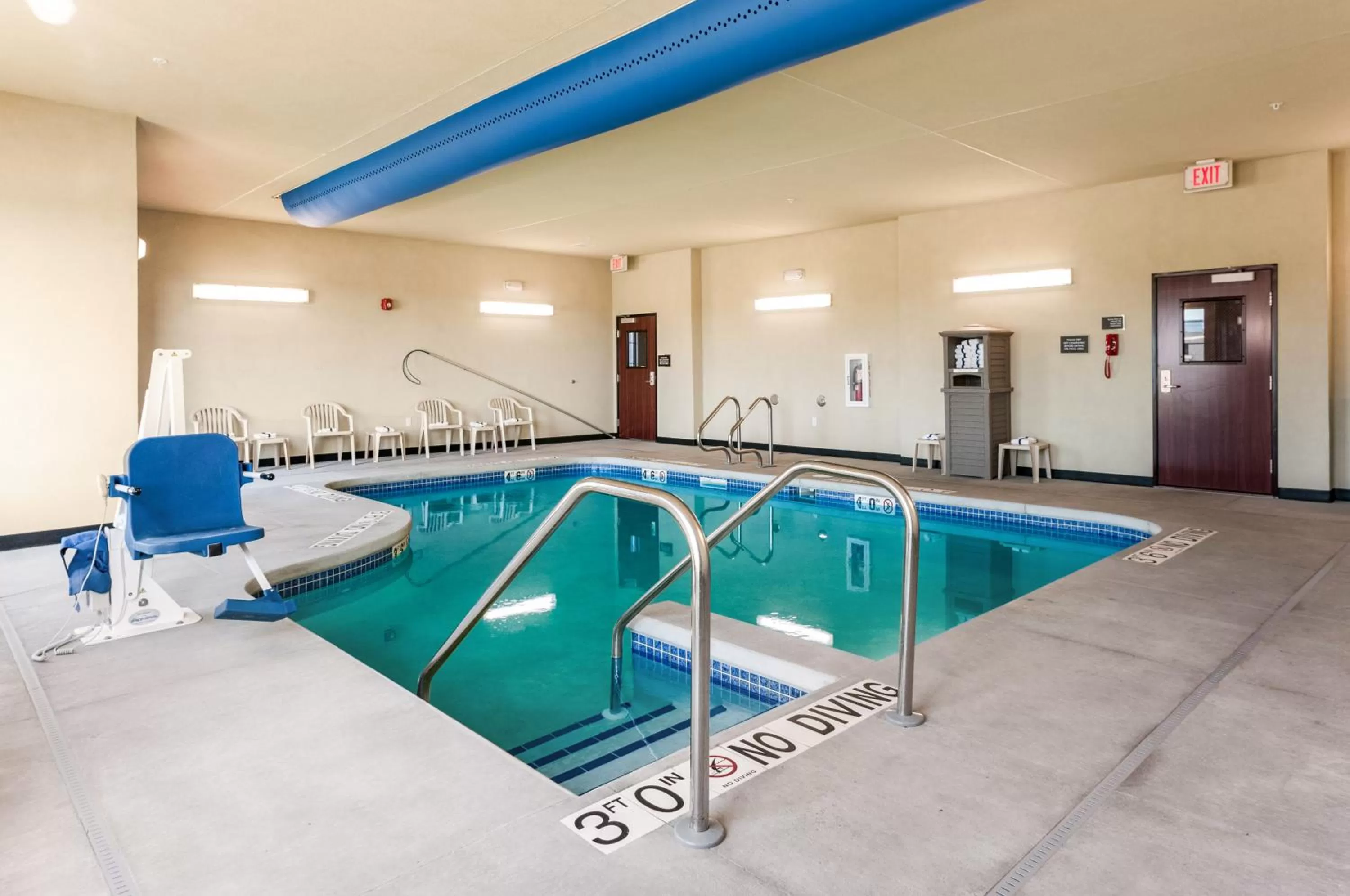 Swimming pool in Cobblestone Hotel & Suites Appleton International Airport