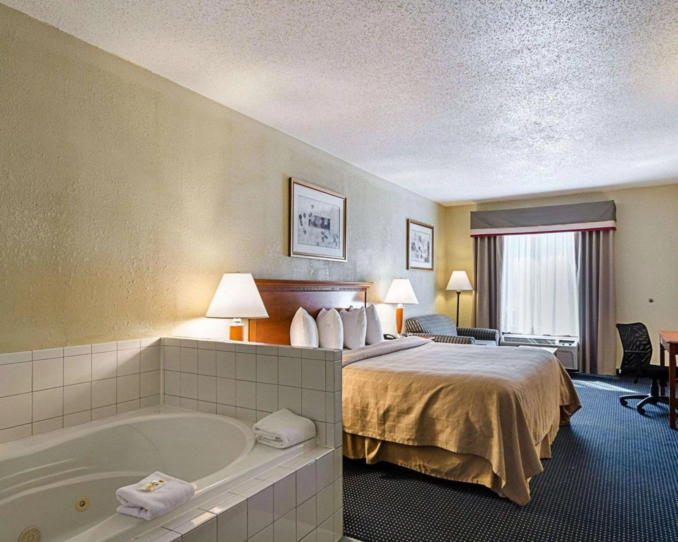 Photo of the whole room, Bed in Quality Inn Troutville - Roanoke North