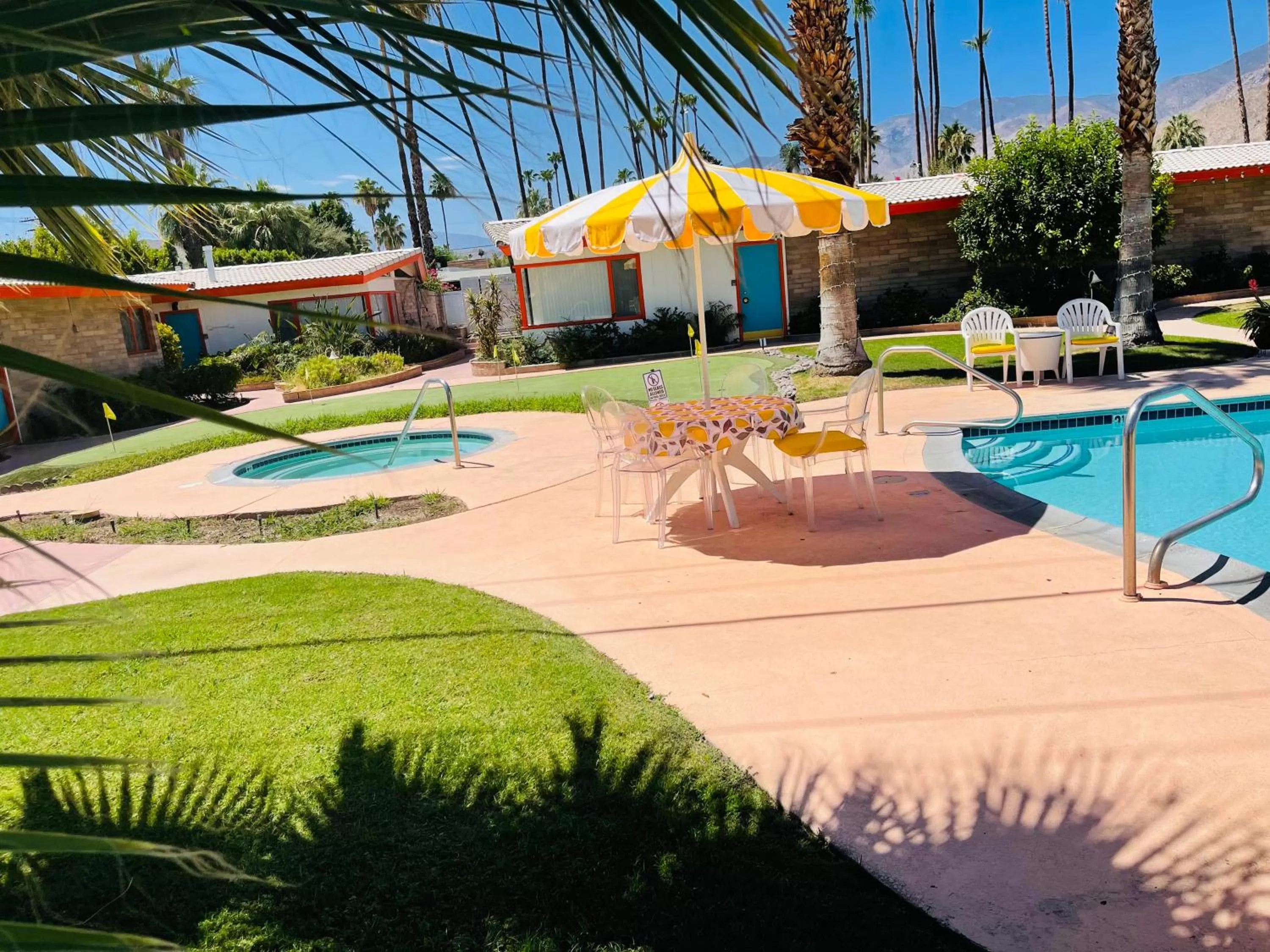 Hot Tub in A PLACE IN THE SUN Hotel - ADULTS ONLY Big Units, 24h Heated Pool & Spa in 1 Acre Park Prime Location, DOG Friendly, TOP Midcentury Modern Boutique Hotel