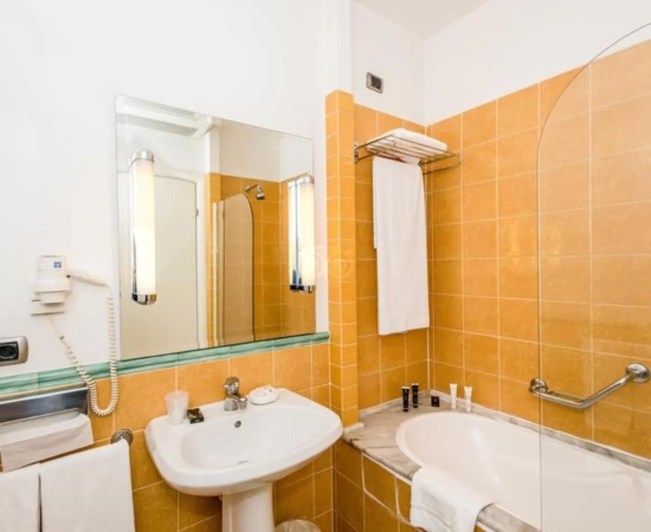 Bath in LH Hotel Lloyd Roma