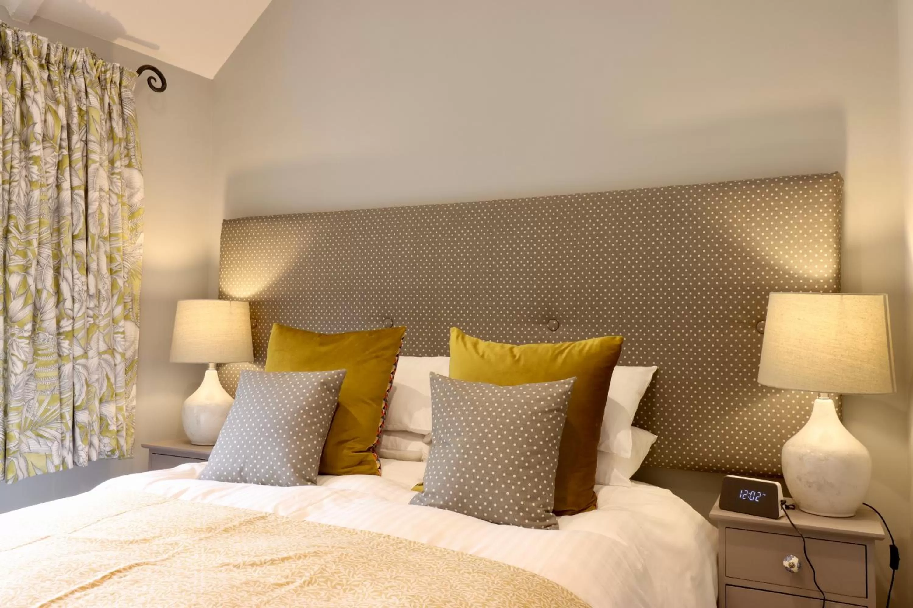 Bed in The New Inn Halse