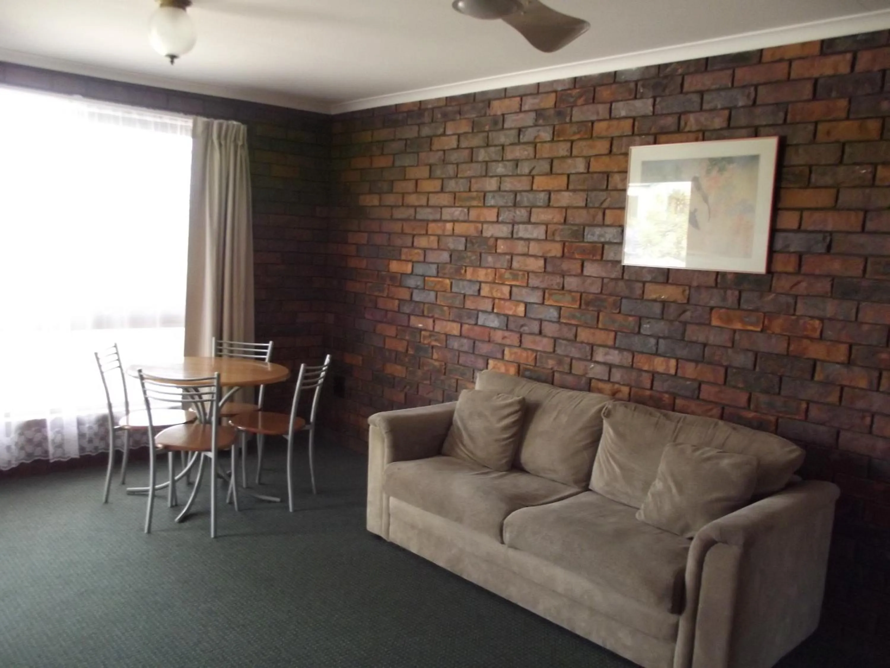 Living room in Bridge Street Motor Inn