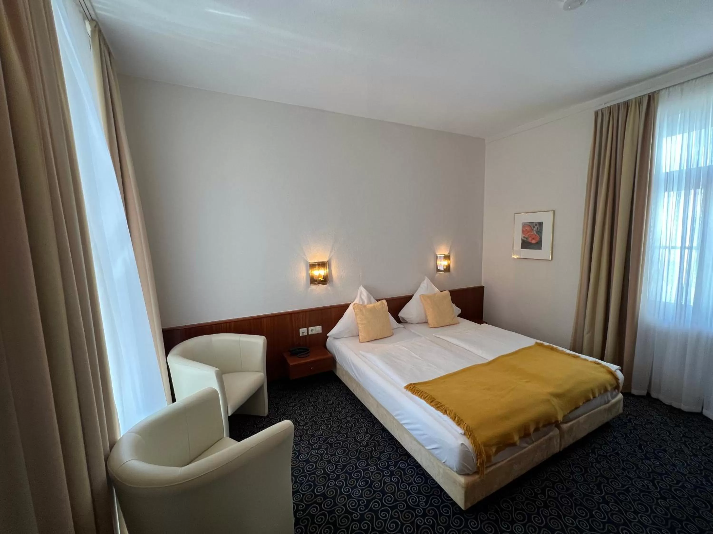 Photo of the whole room, Bed in Stadthotel