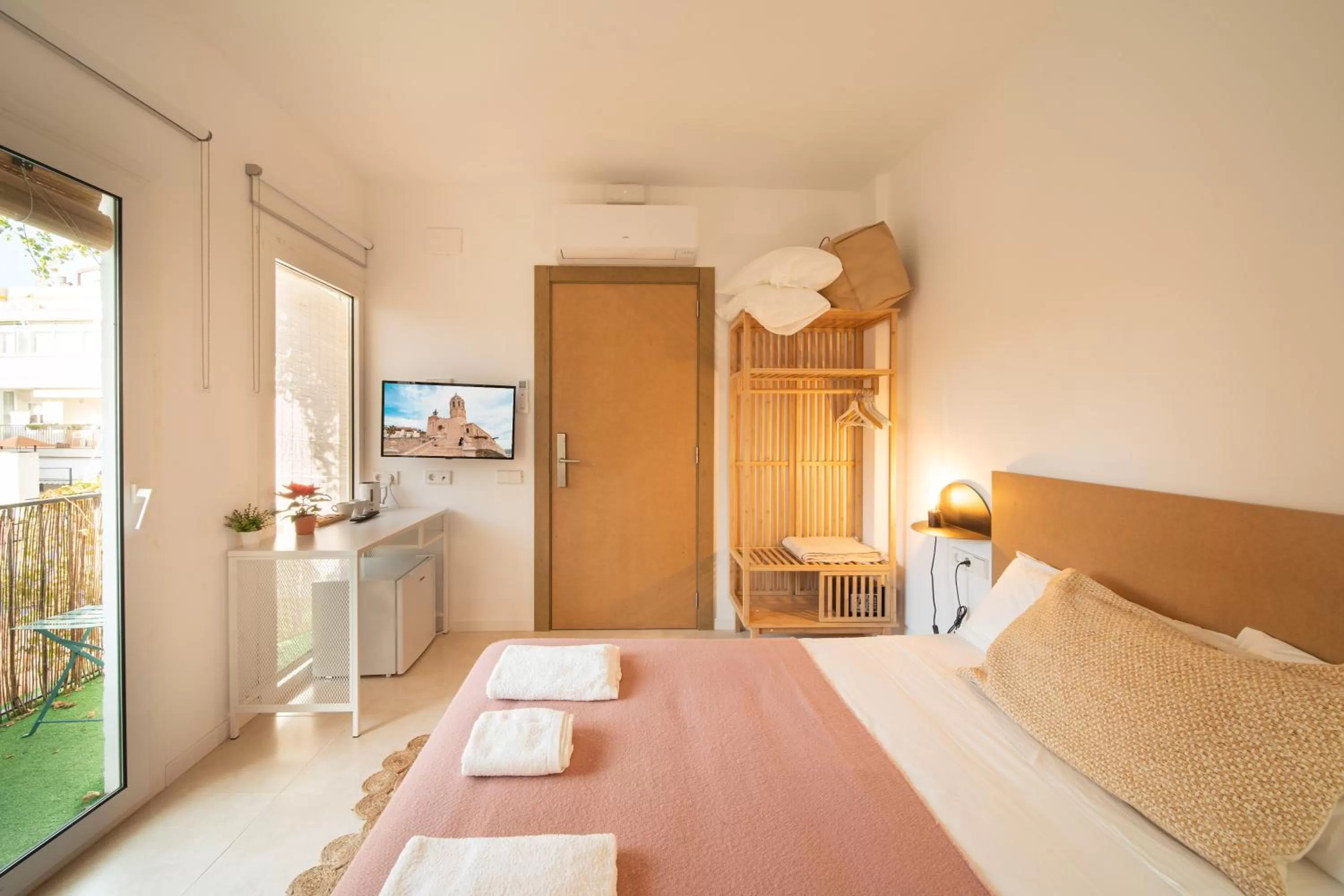 Bed in Sitges Beach Hostal