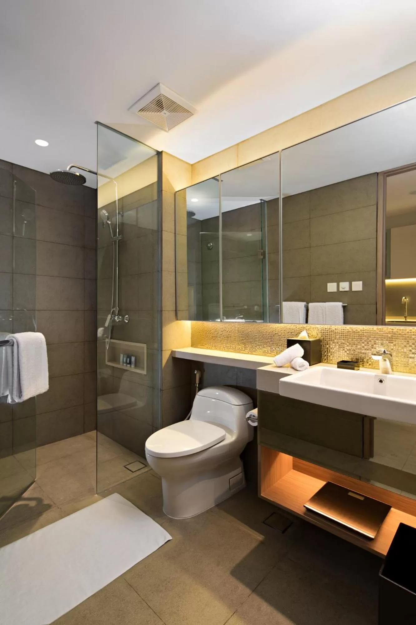 Shower in Oakwood Hotel & Residence Surabaya
