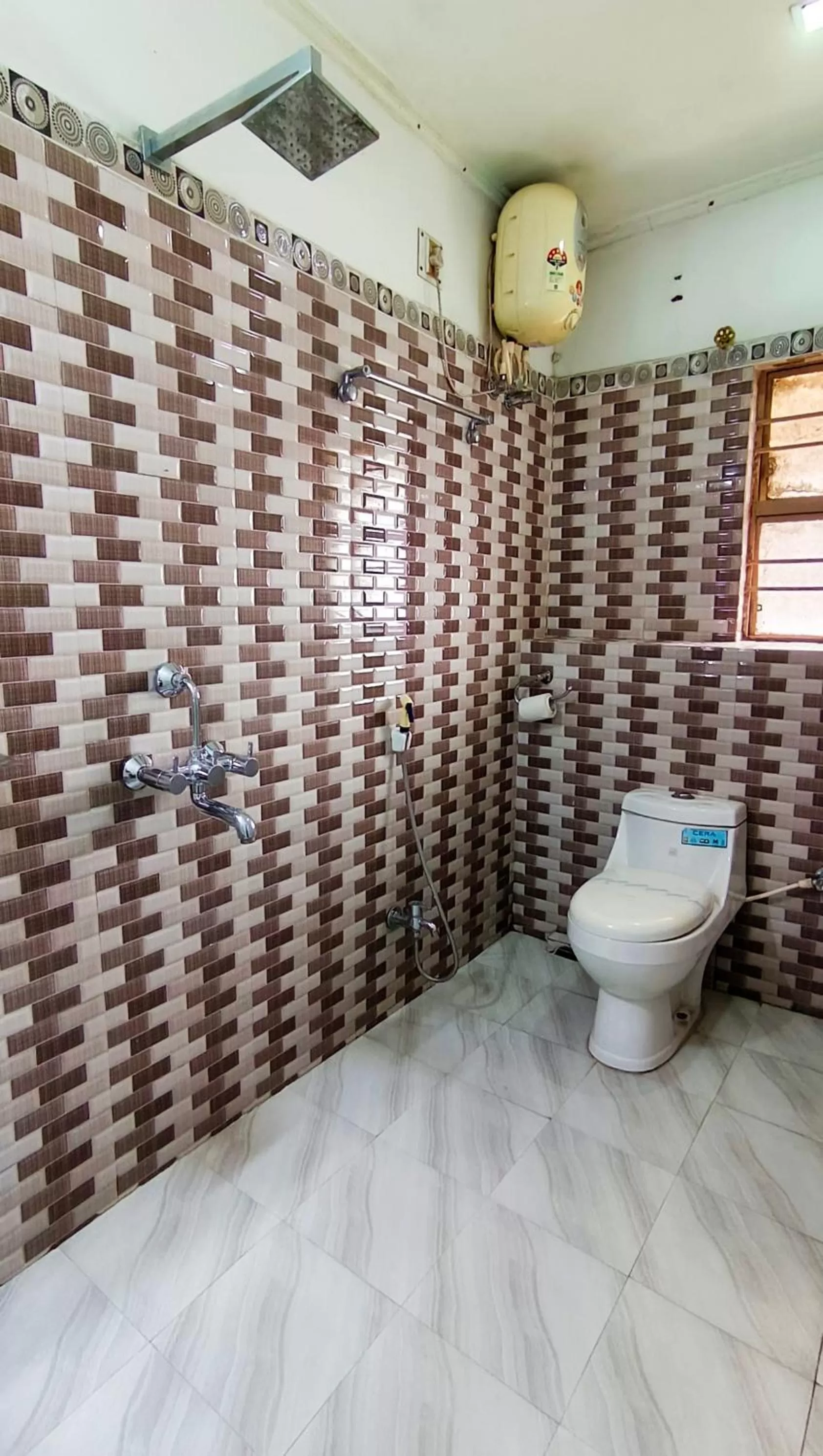 Shower, Bathroom in Hotel Samrat