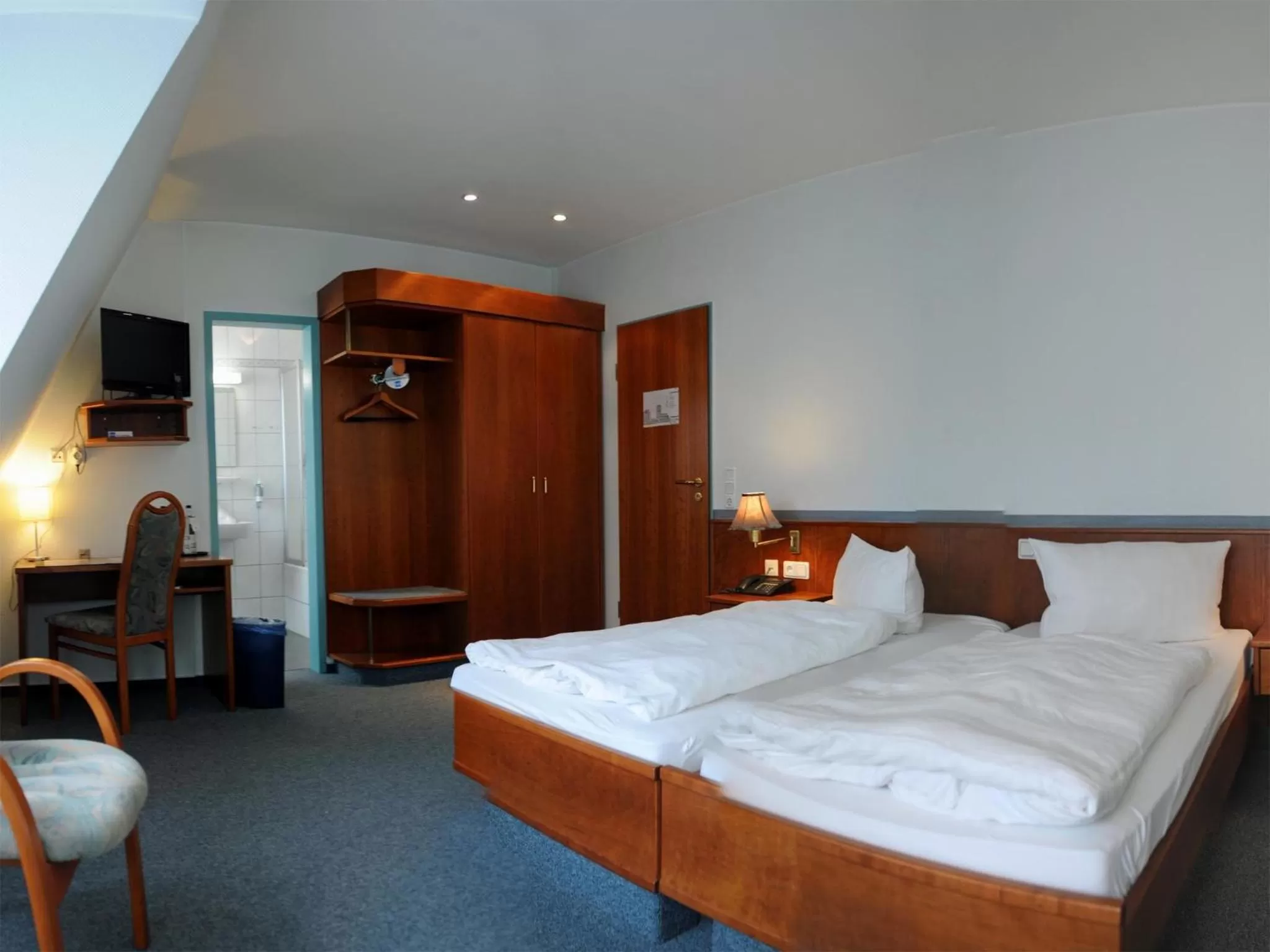 Photo of the whole room, Bed in Hotel-Restaurant Thomsen