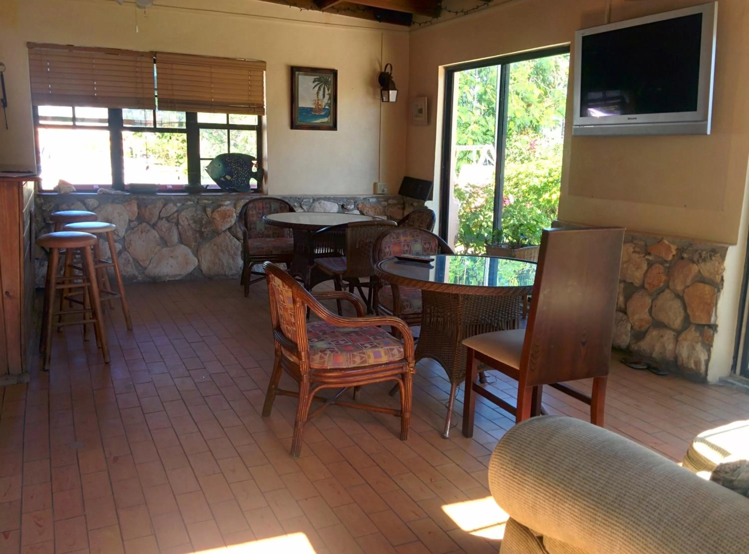 Communal lounge/ TV room in Orange Hill Beach Inn