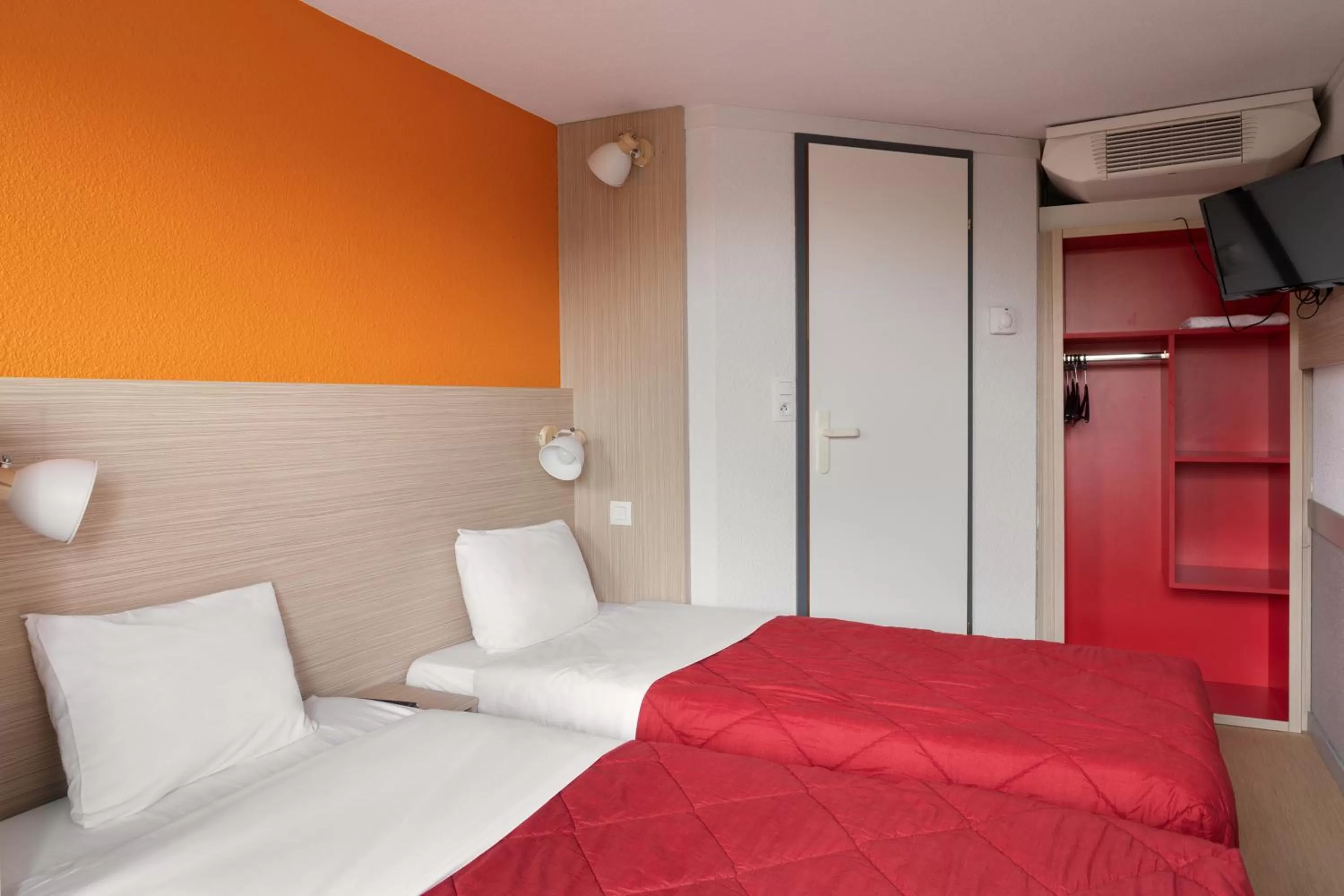 Photo of the whole room, Bed in Premiere Classe Avignon Parc Des Expositions