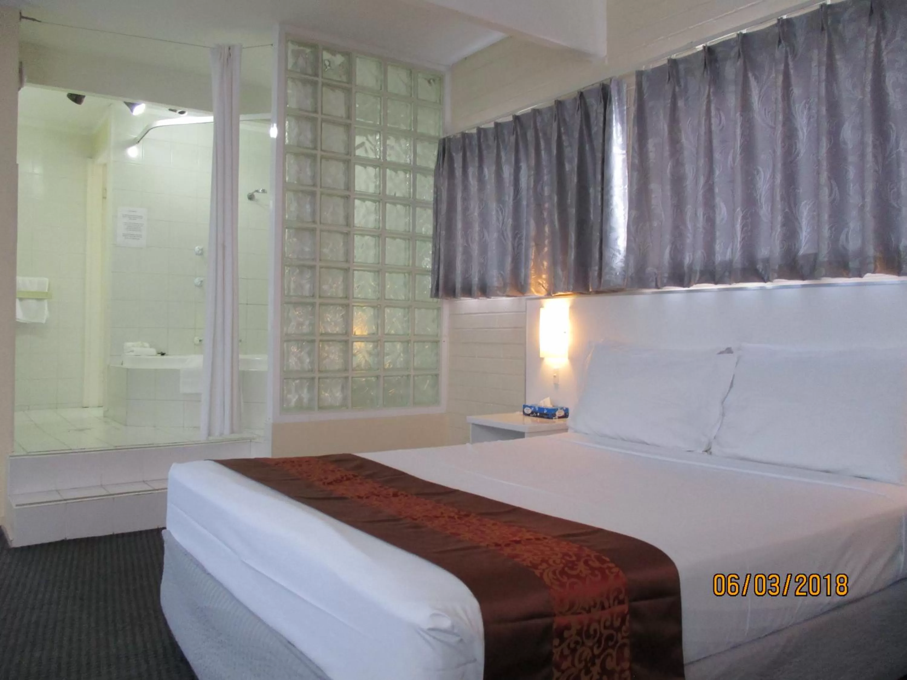 Photo of the whole room, Bed in Cronulla Motor Inn