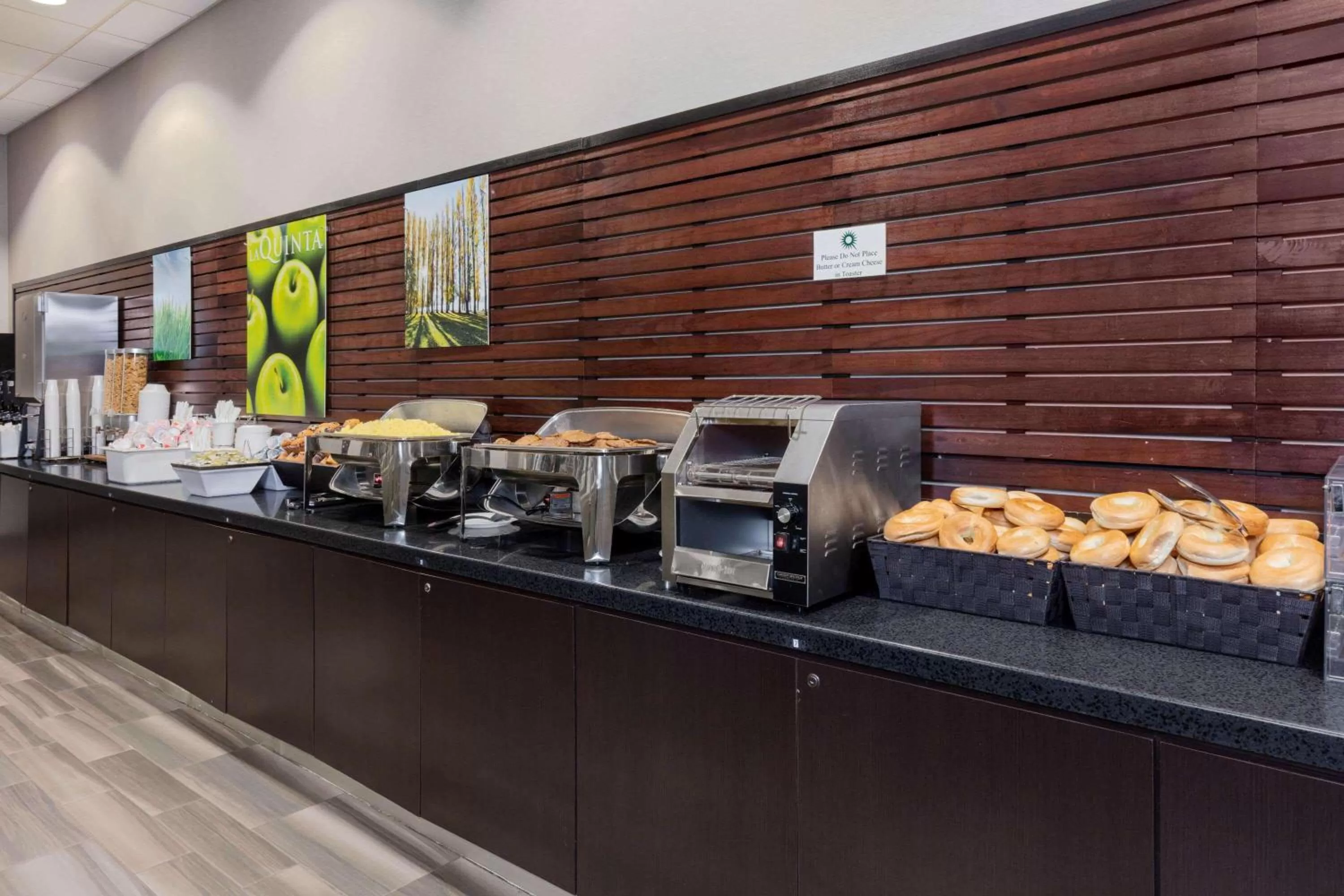 Restaurant/places to eat in La Quinta by Wyndham Clifton/Rutherford