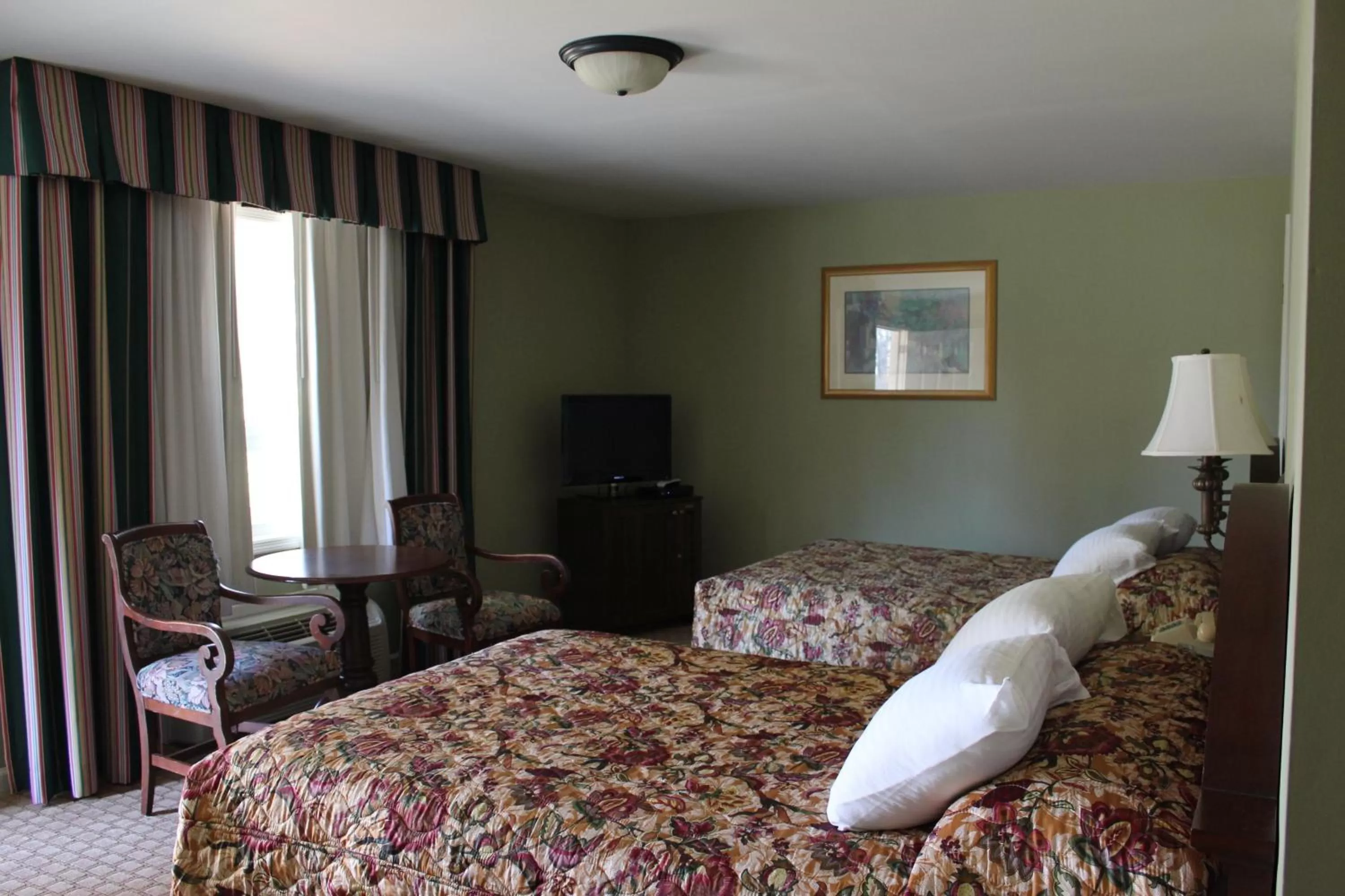 Photo of the whole room, Bed in Heidi's Inn
