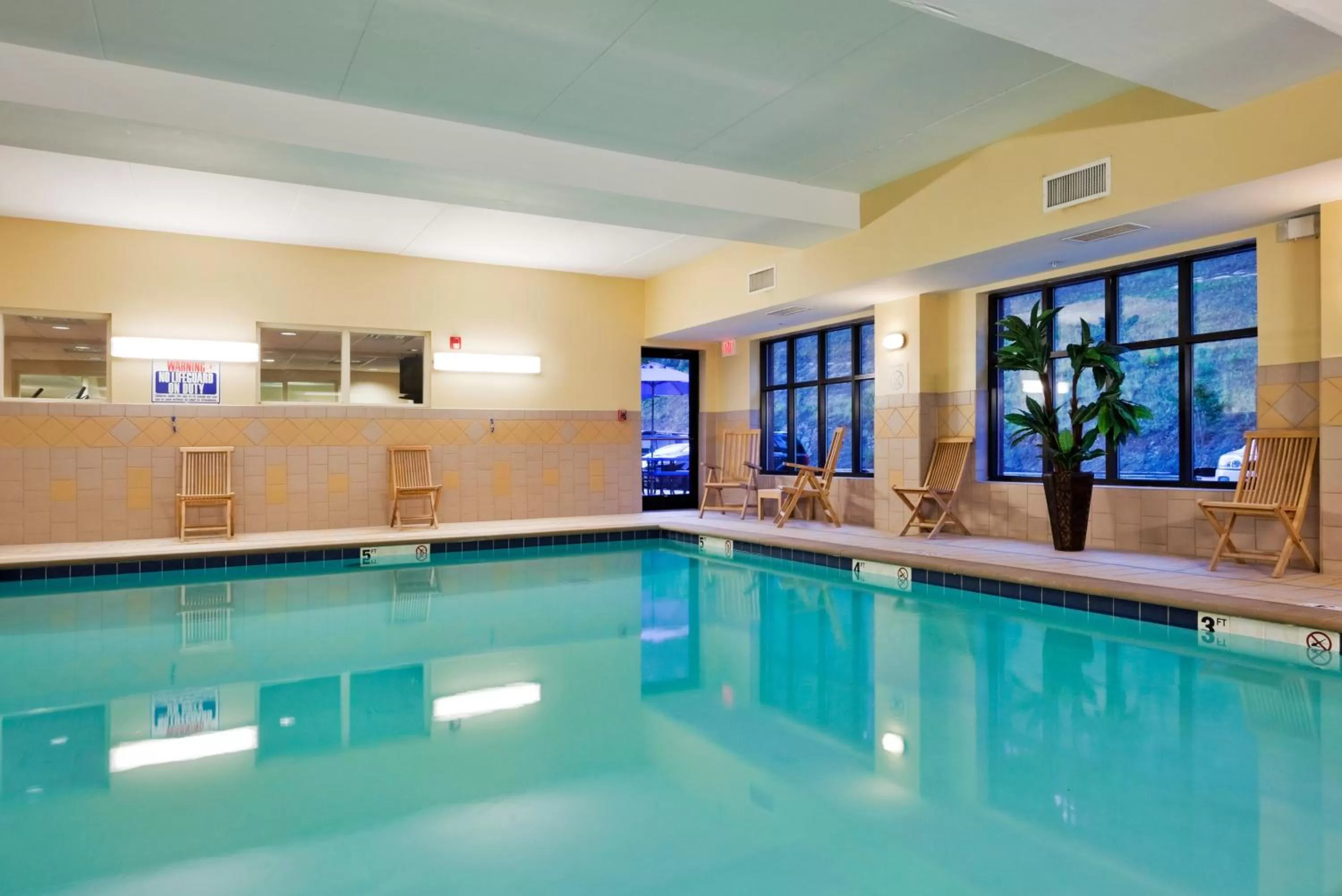 Swimming pool in Holiday Inn Express Hotel & Suites Harriman by IHG