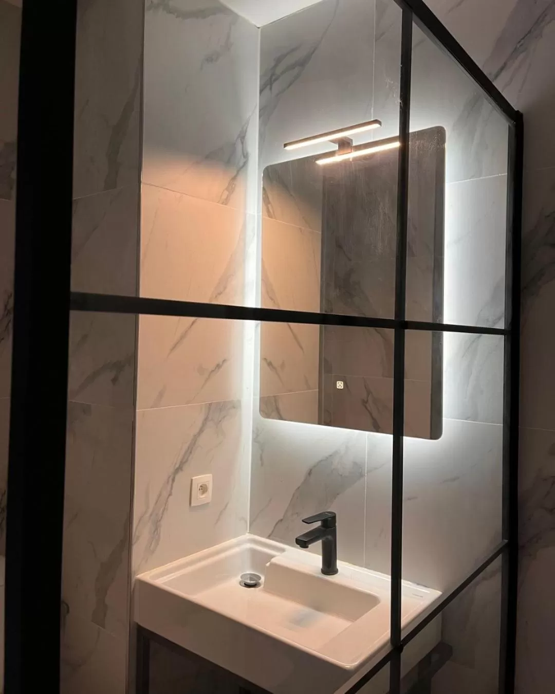 Shower in Hôtel La Pièce