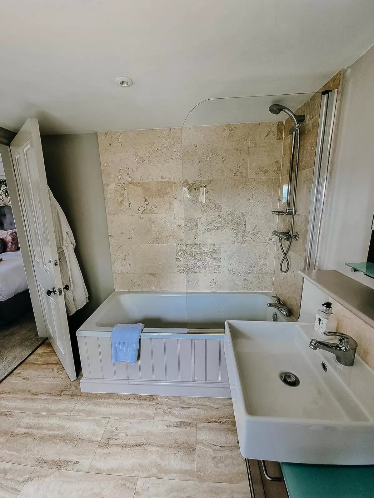 Shower, Bathroom in Verzon House