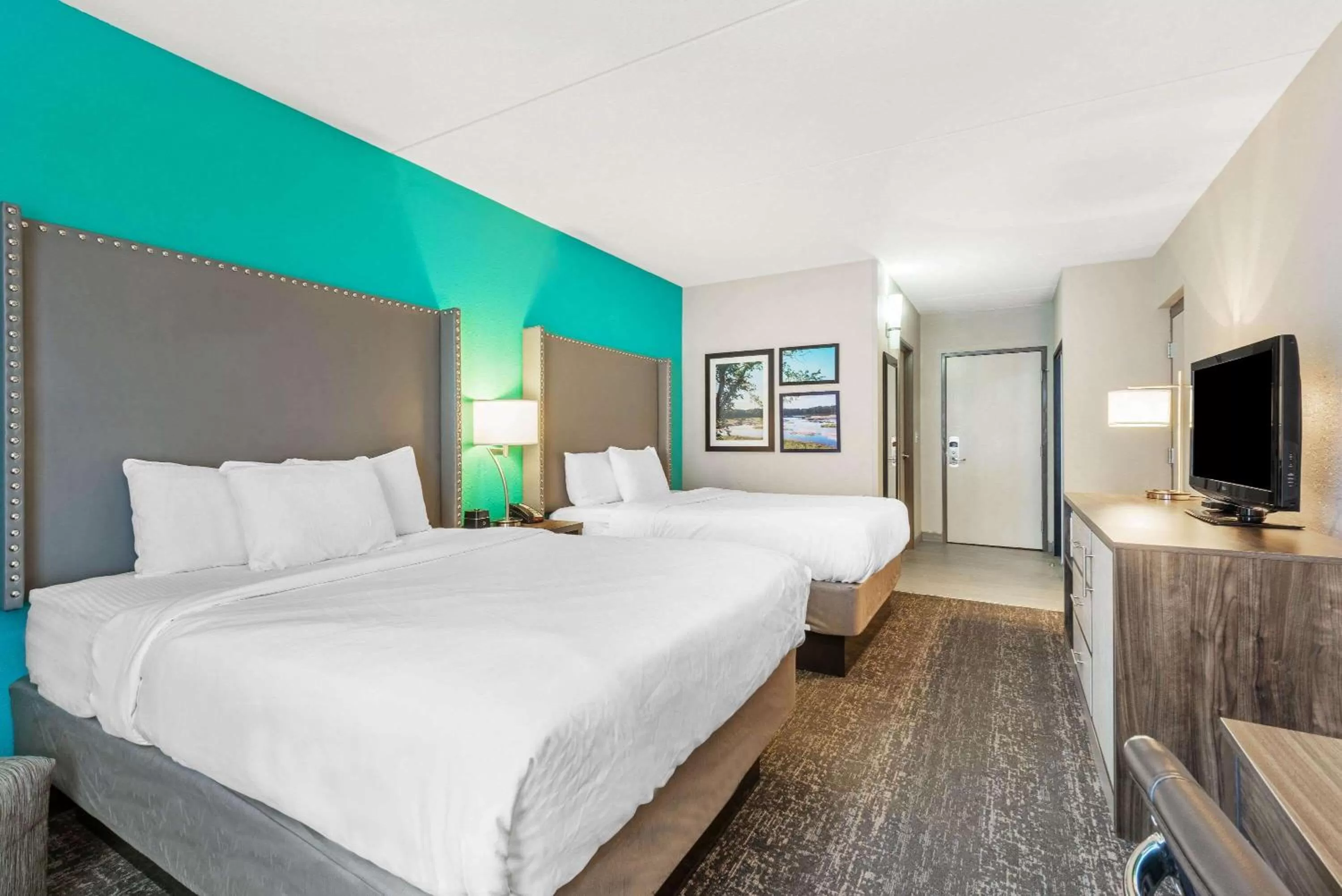 Photo of the whole room, Bed in La Quinta by Wyndham Jamestown