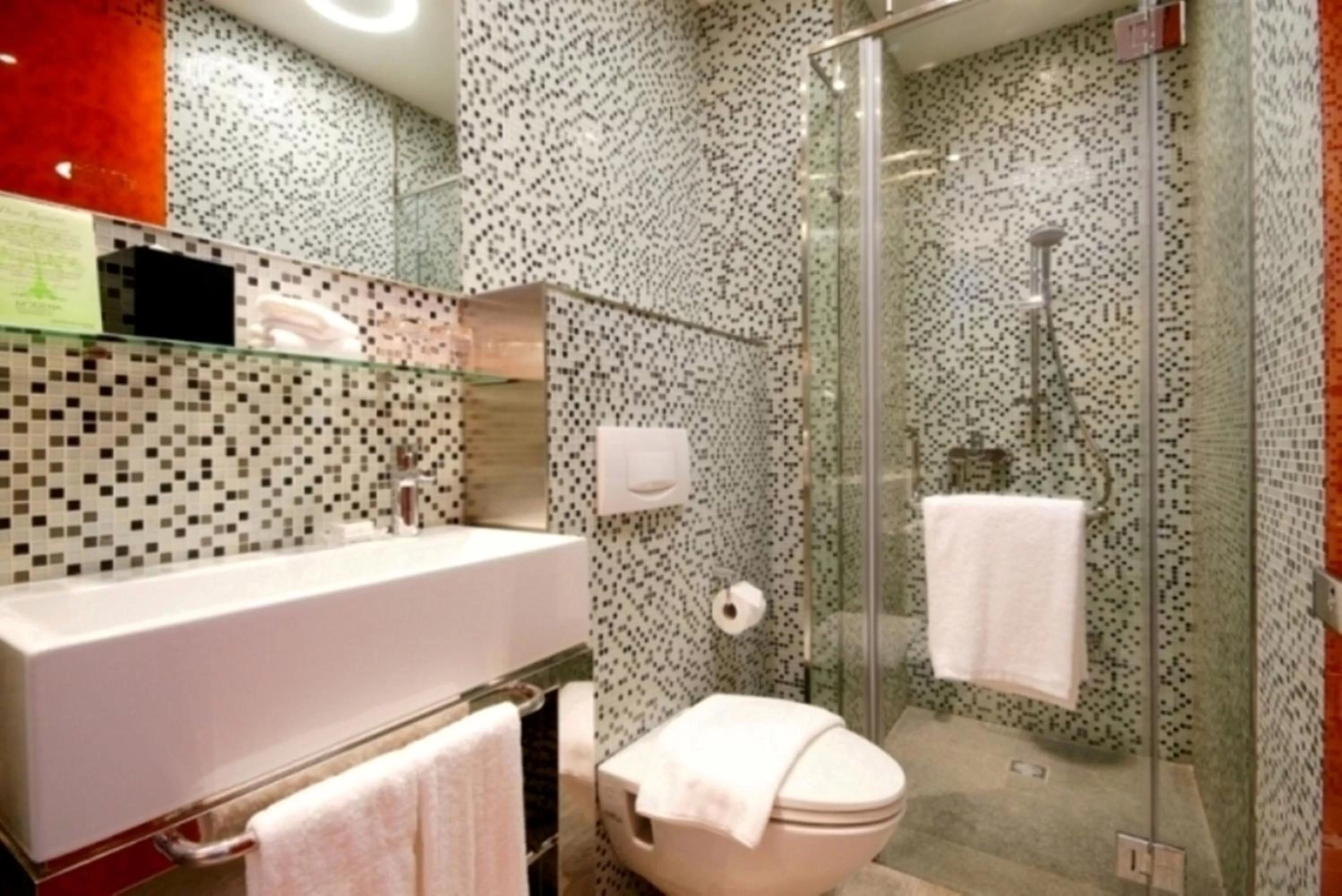 Bathroom in Modena by Fraser Putuo Shanghai