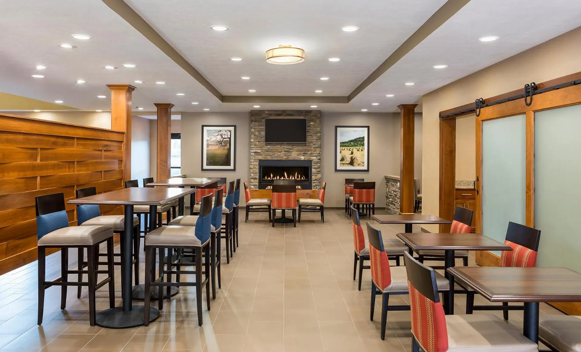 Dining area in Comfort Suites Hartville-North Canton