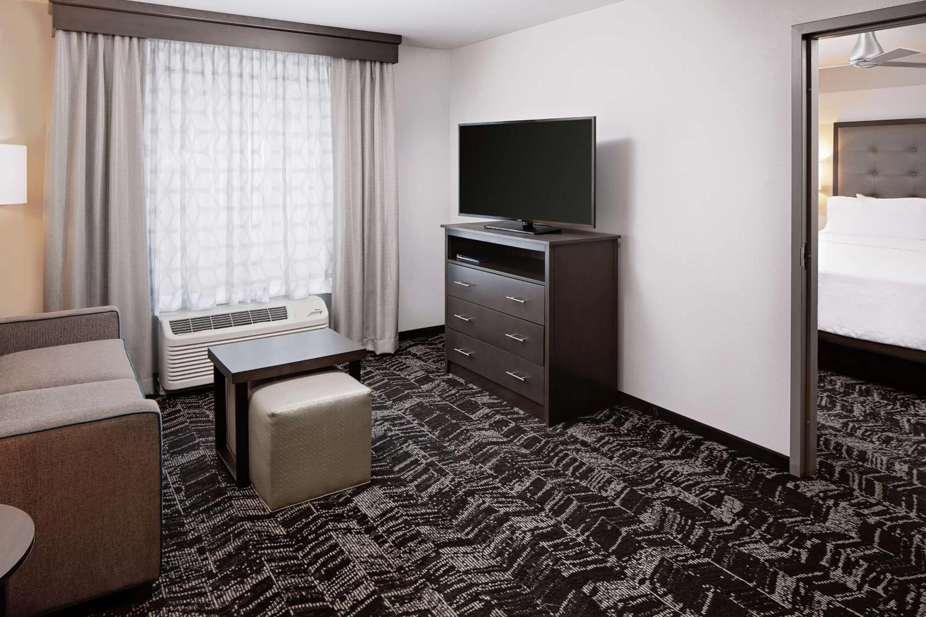 TV and multimedia, Bed in Homewood Suites By Hilton Ronkonkoma