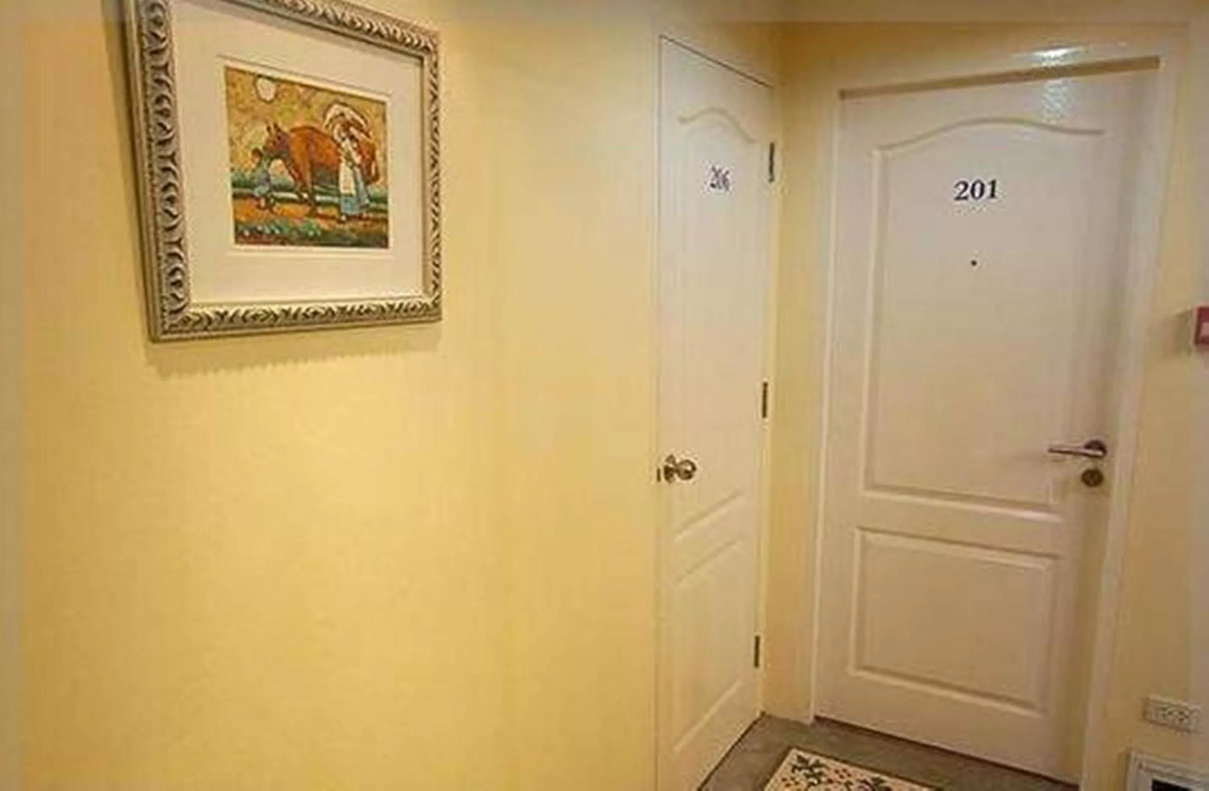 Photo of the whole room in Roof View Place