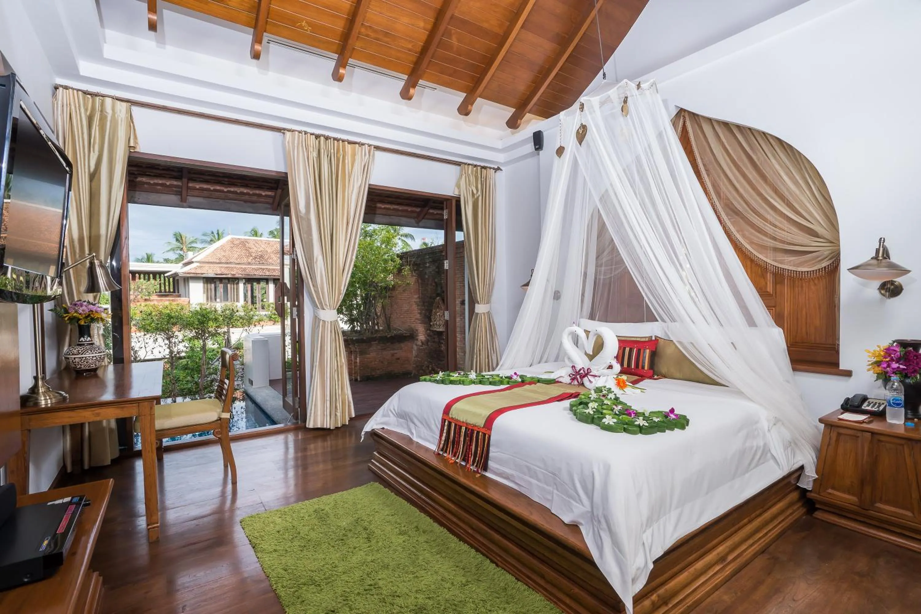 Photo of the whole room, Bed in Royal Muang Samui Villas