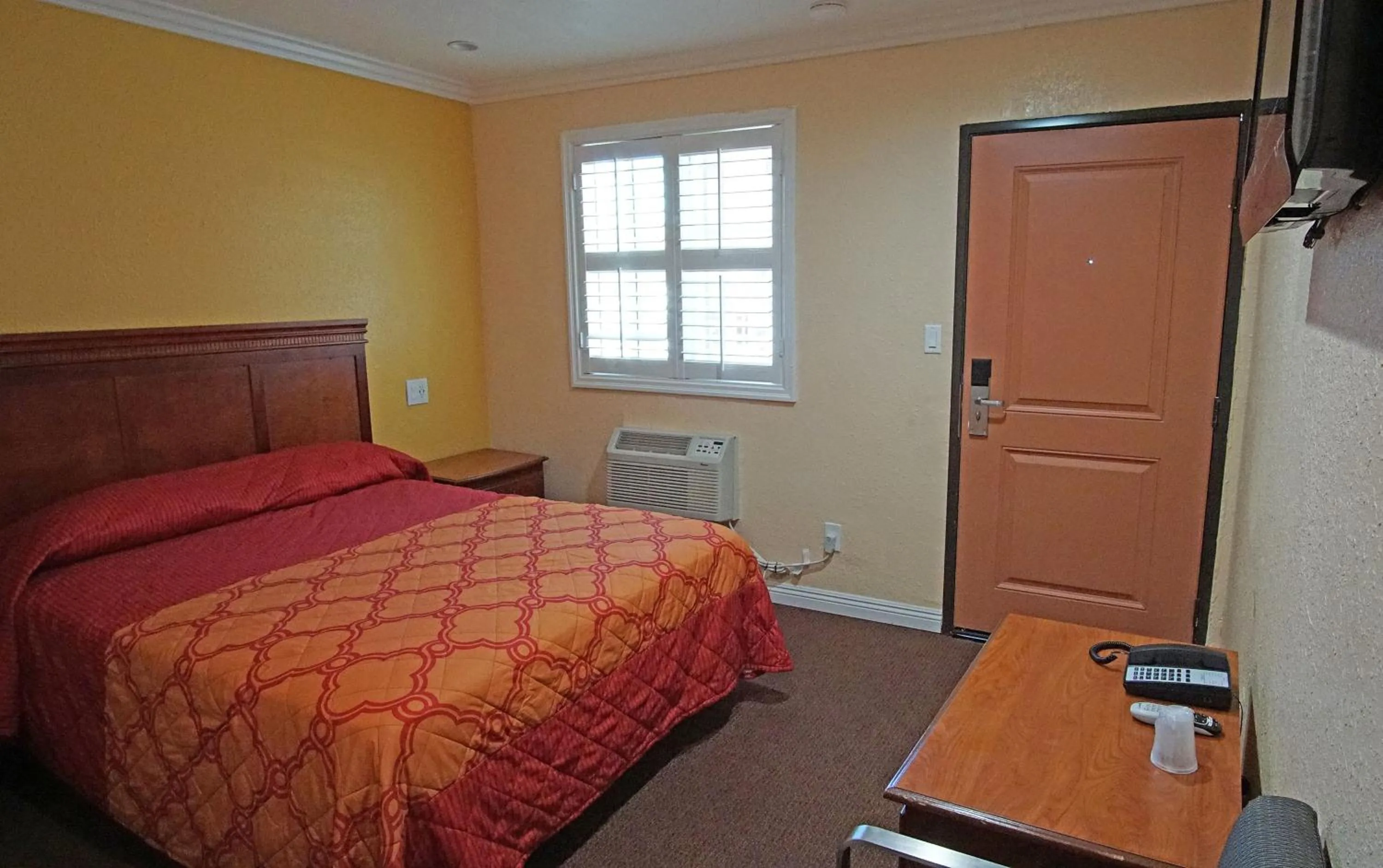 Bed in Rosa Bell Motel - Los Angeles