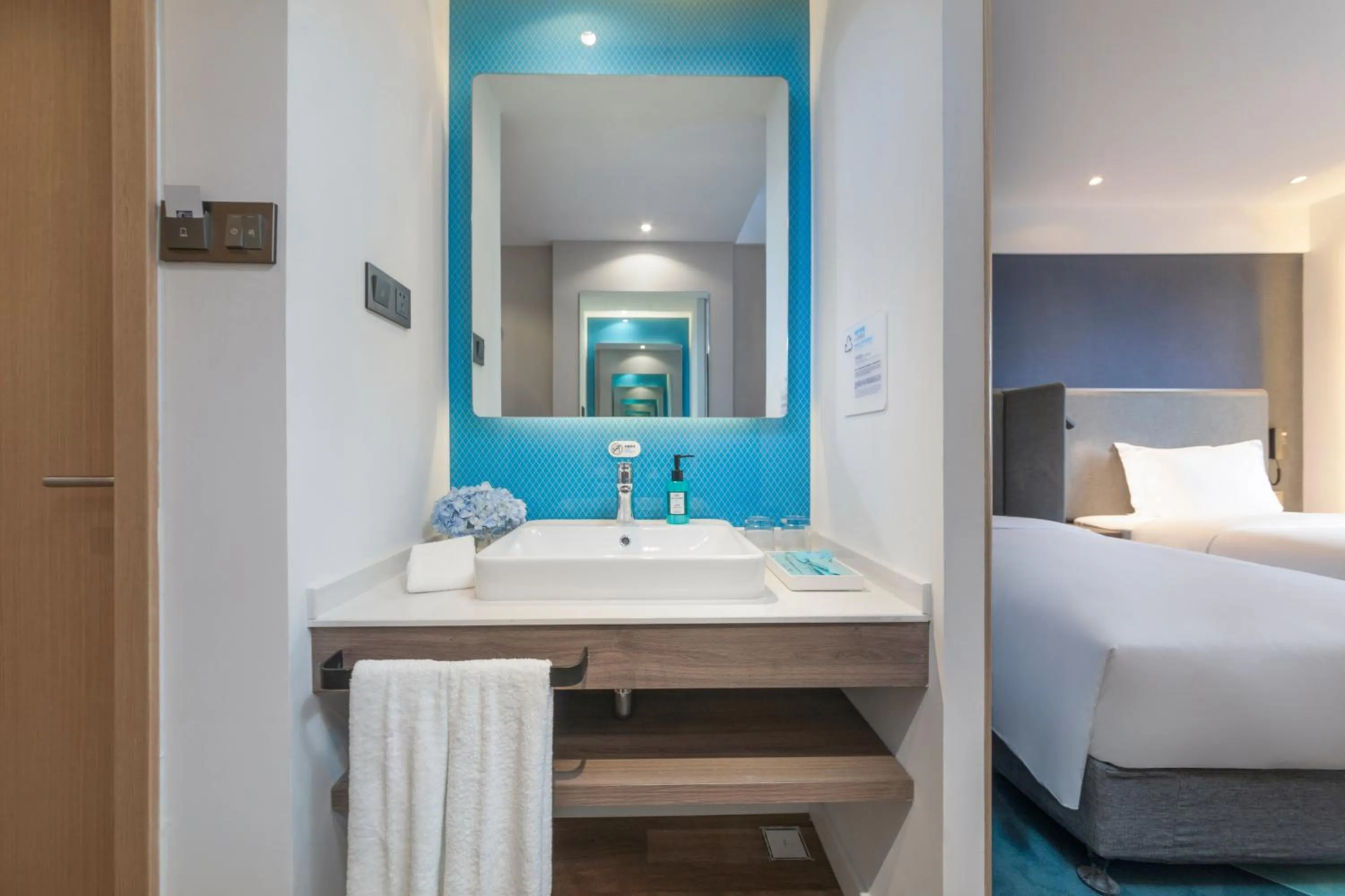 Photo of the whole room, Bed in Holiday Inn Express Shanghai Jiading Center by IHG