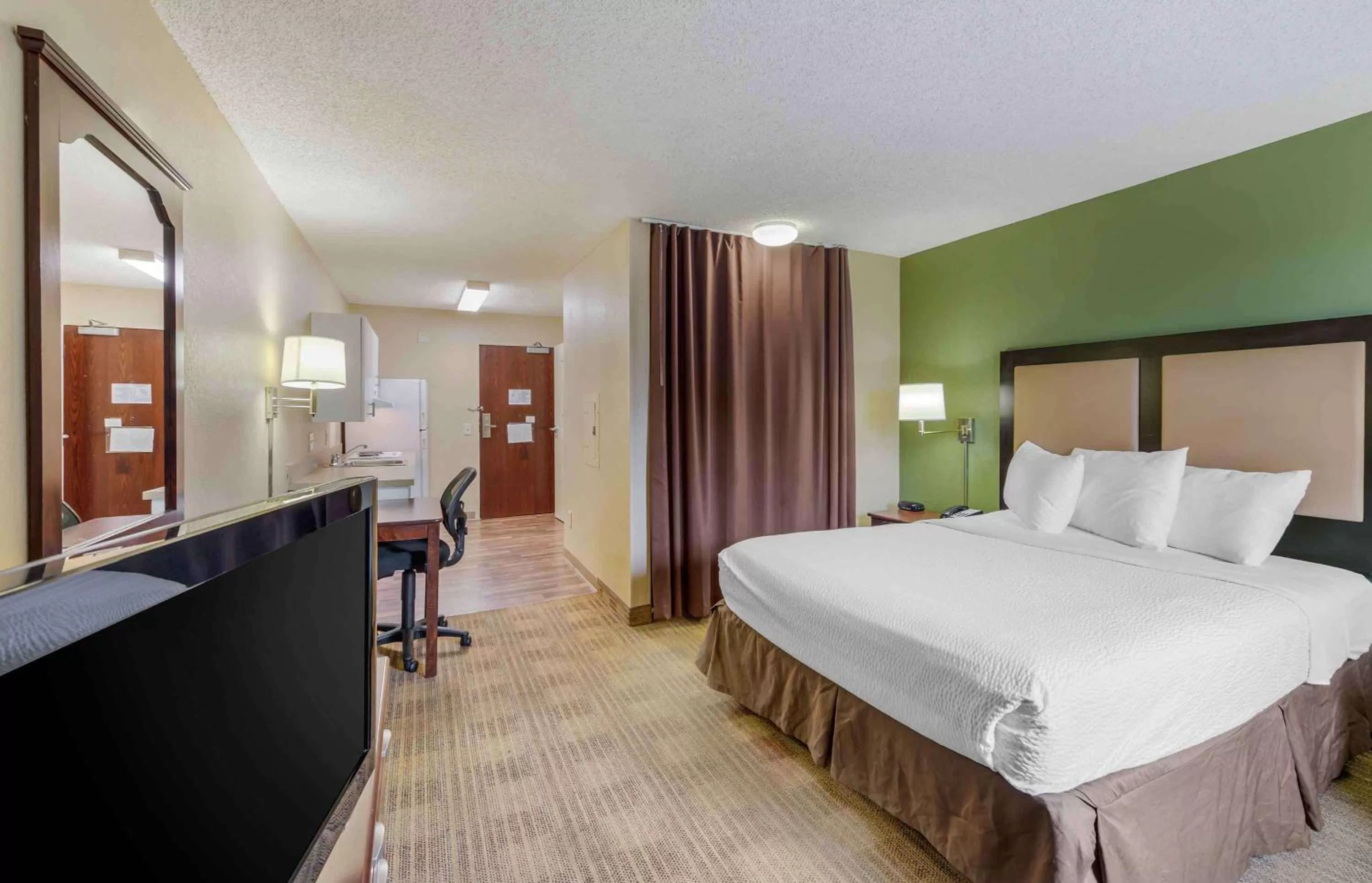 Bedroom, Bed in Extended Stay America Suites - Orange County - Huntington Beach