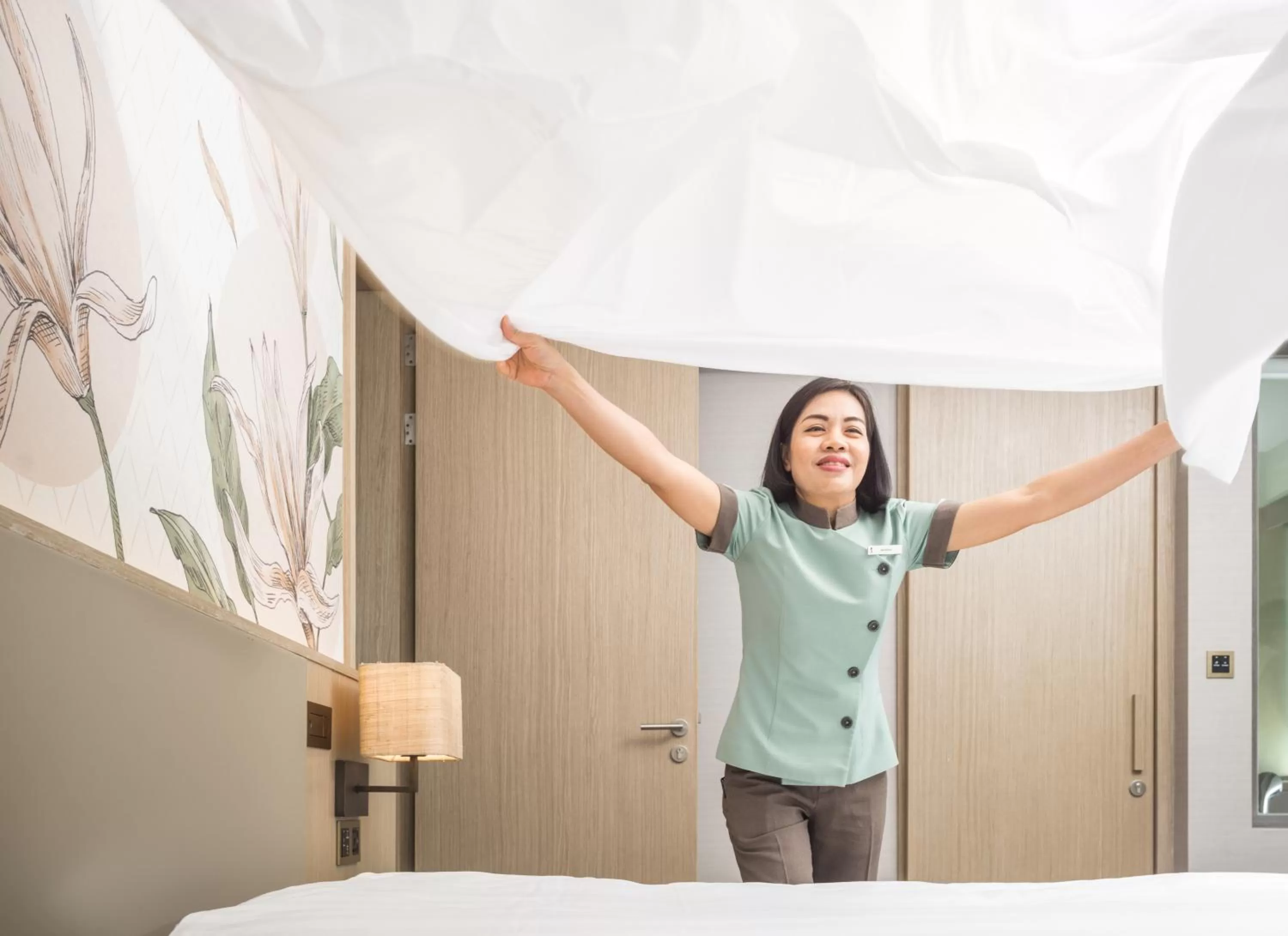 Staff, Bed in Sivatel Bangkok Hotel