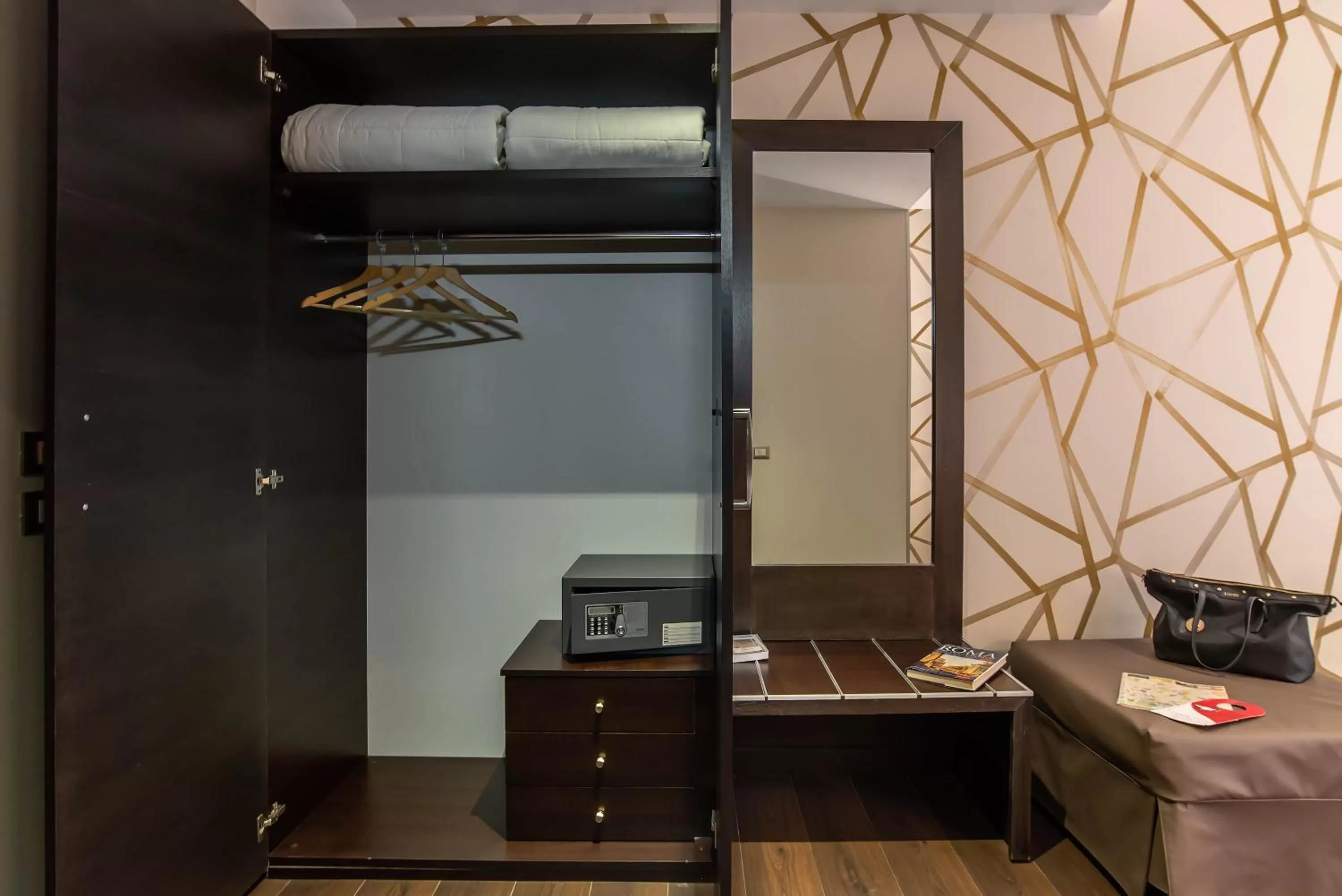 wardrobe in Catone District Hotel