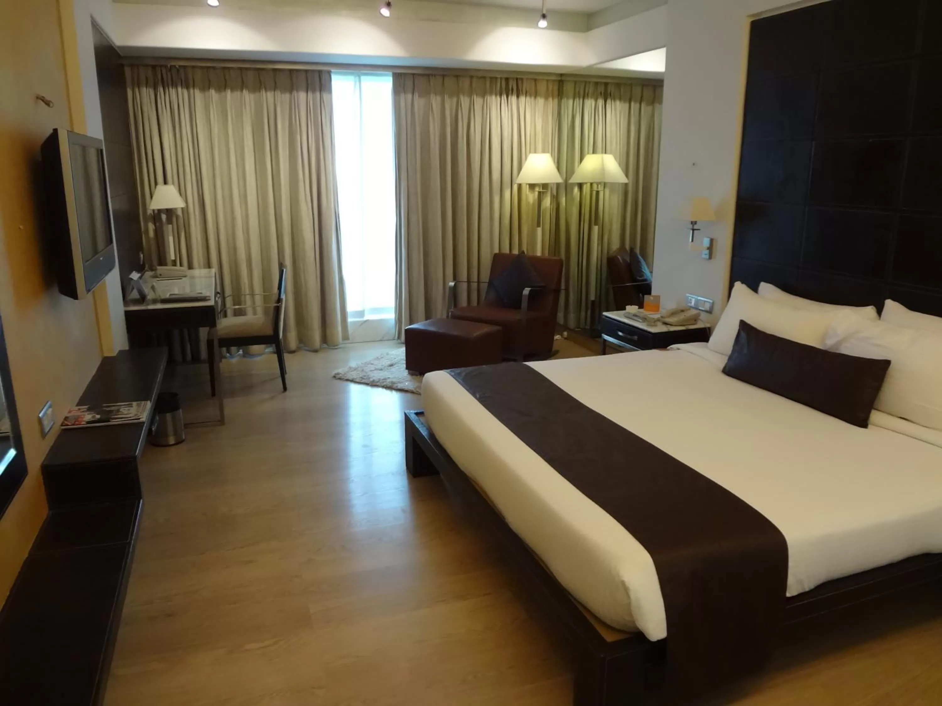 Photo of the whole room, Bed in Mirage Hotel, Mumbai International Airport