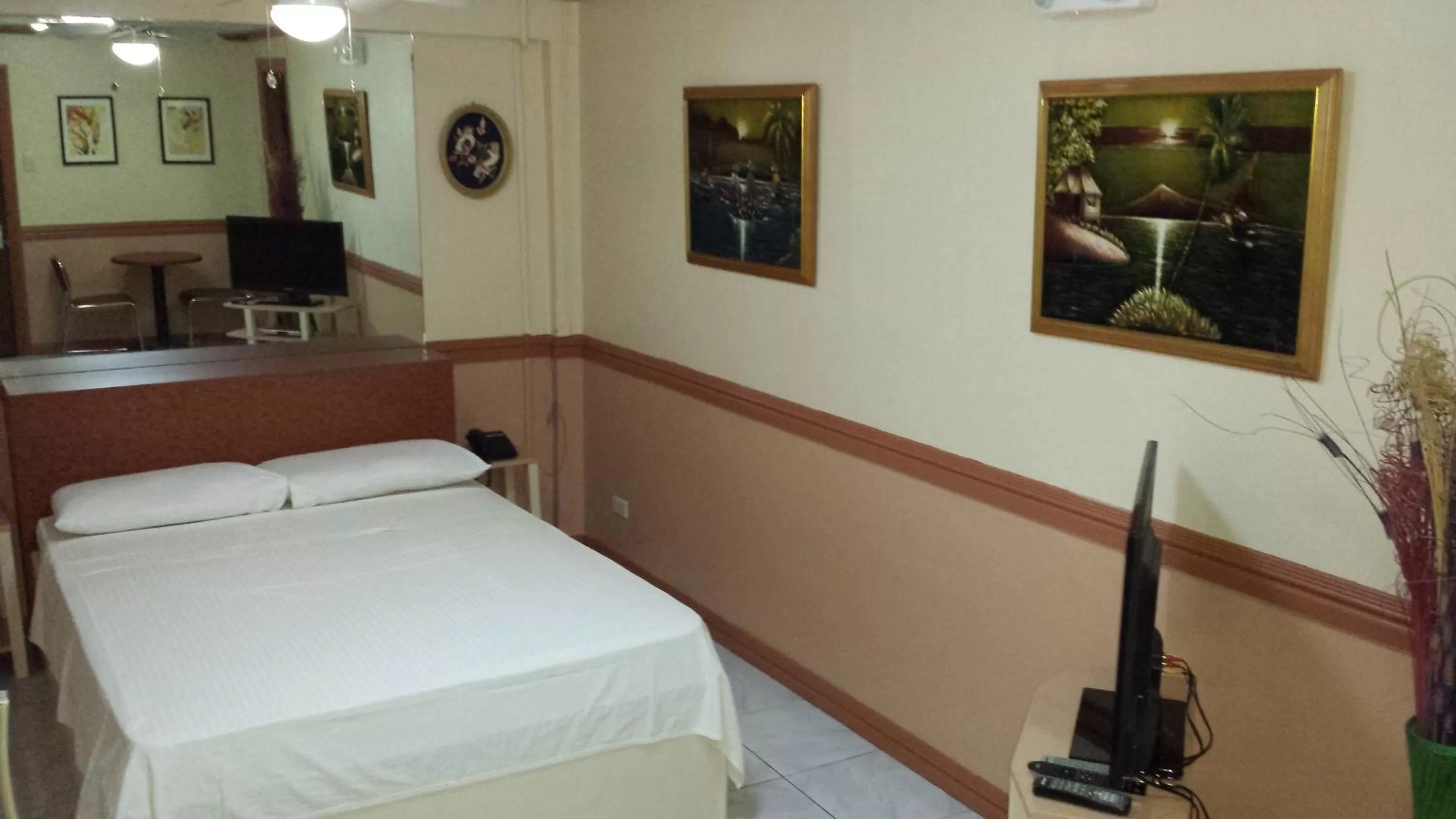 Bed in Kokomos Hotel and Restaurant