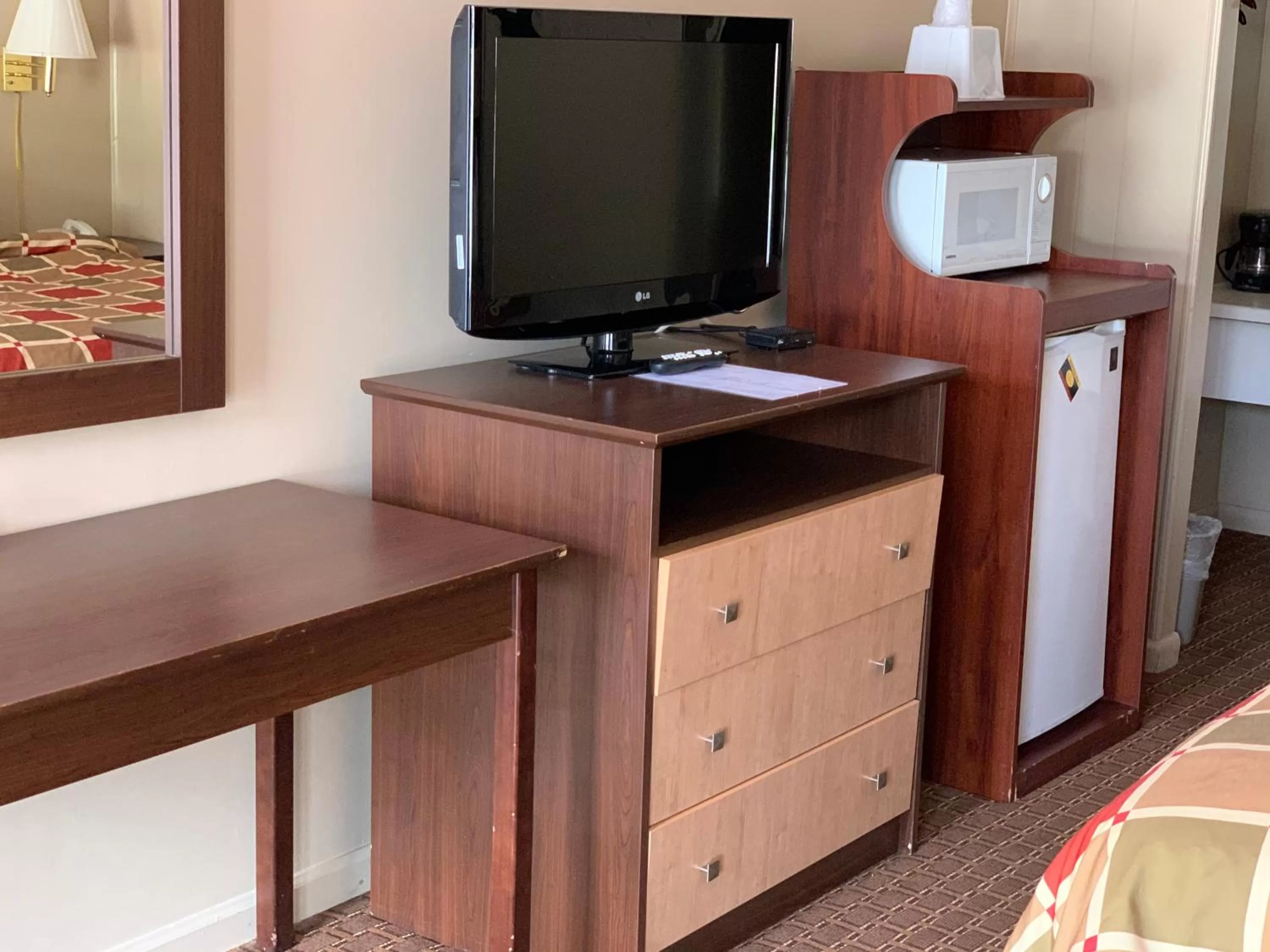 TV and multimedia in Travelowes Motel - Maggie Valley