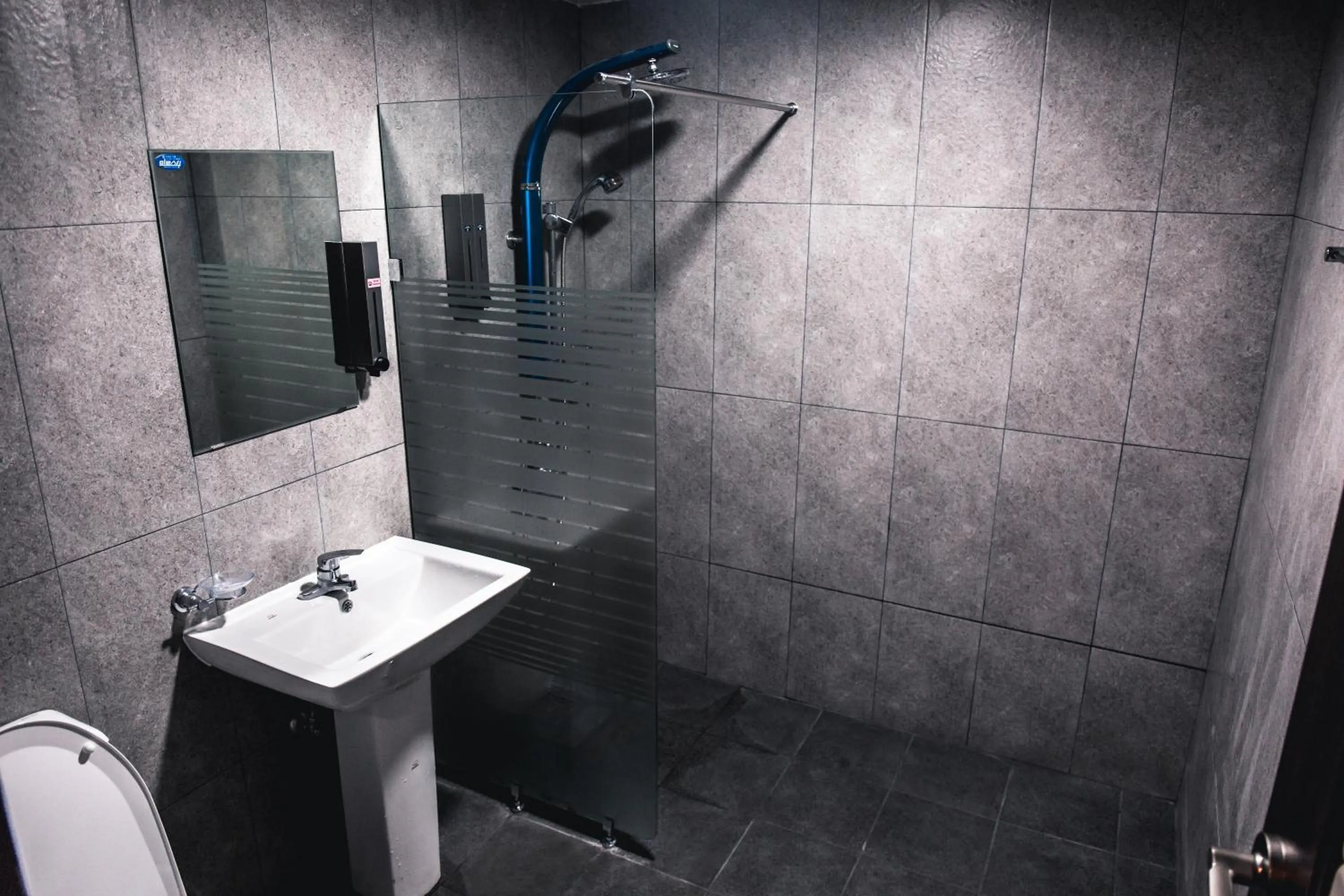 Shower in Kimchee Busan Downtown Guesthouse