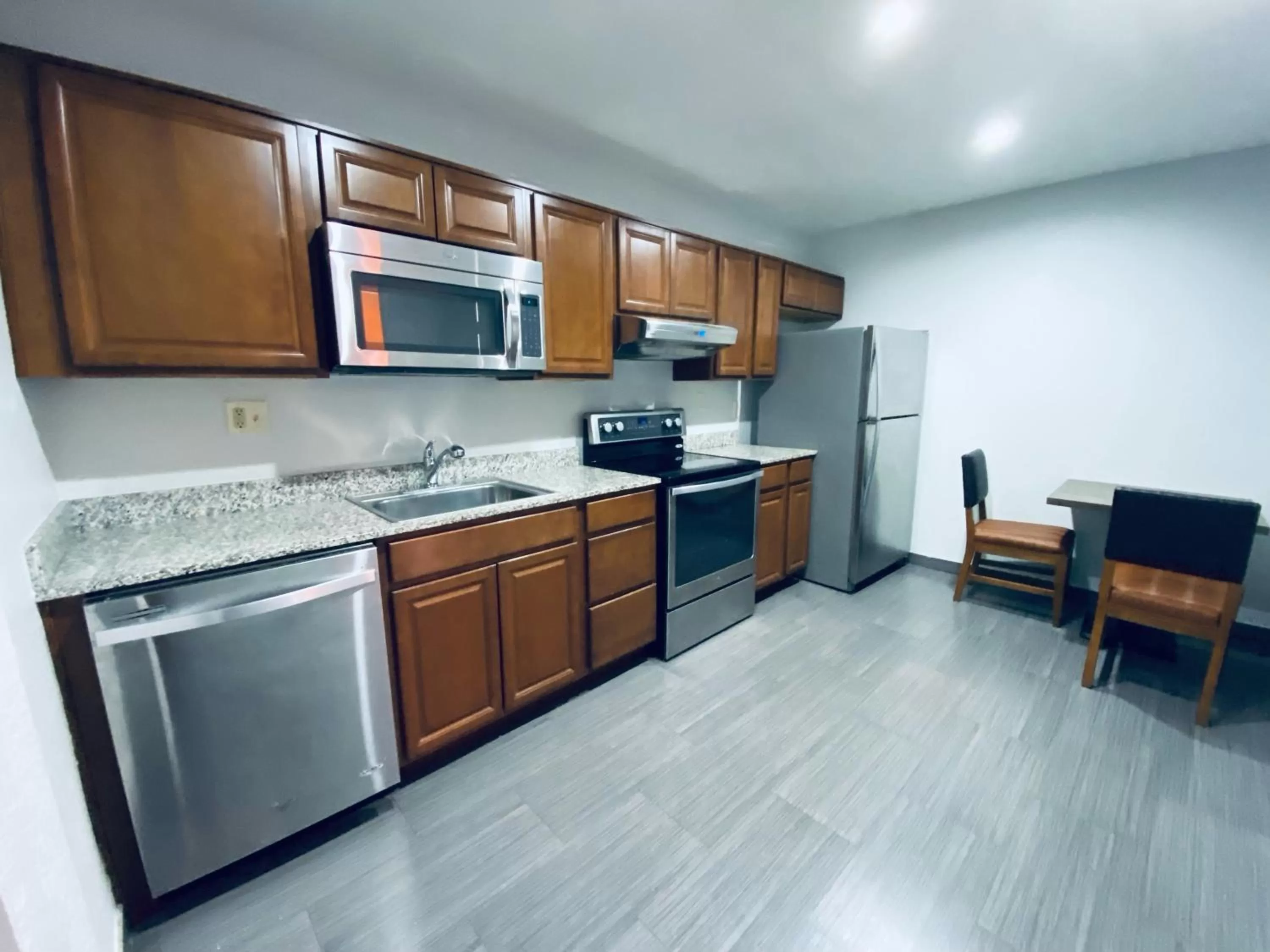 Kitchen or kitchenette in Rodeway Inn Old Town Scottsdale