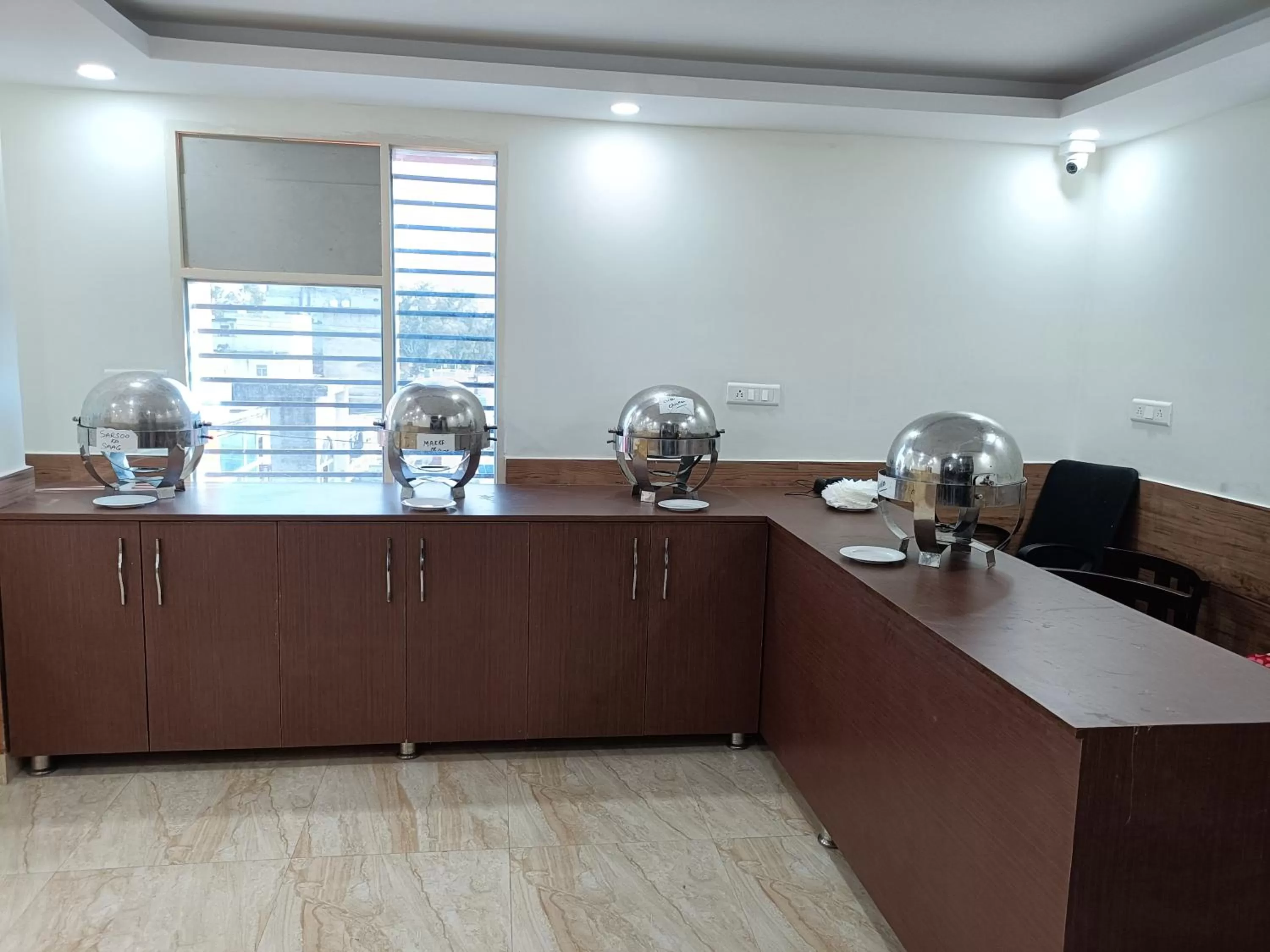 Restaurant/places to eat in Airport Hotel Shivaka Inn