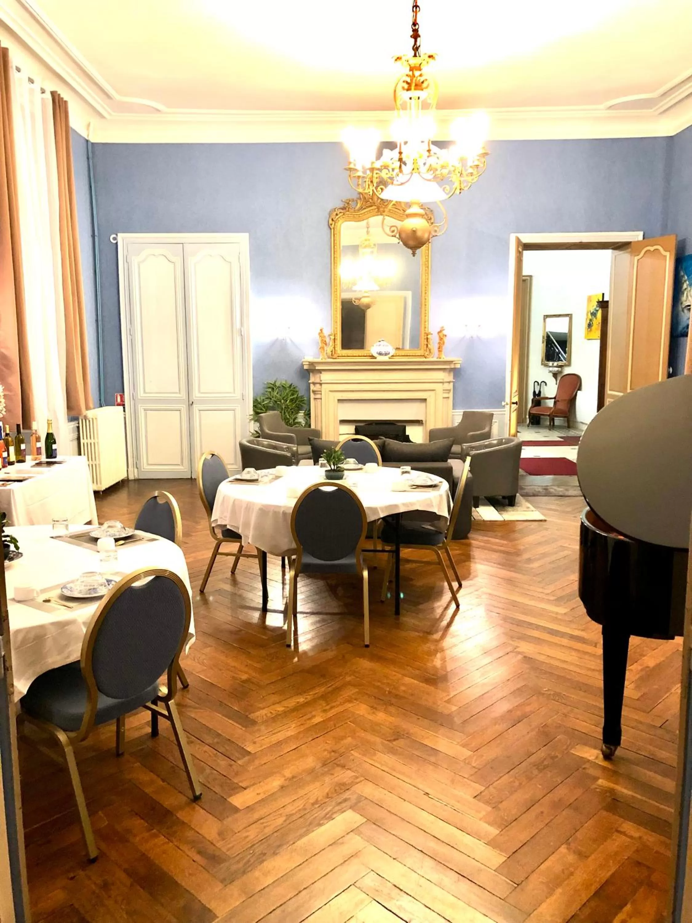 Breakfast, Restaurant/Places to Eat in Hôtel Particulier CHÂTEAU DES MARAIS Proximité et vue sur le Lac de Grand lieu