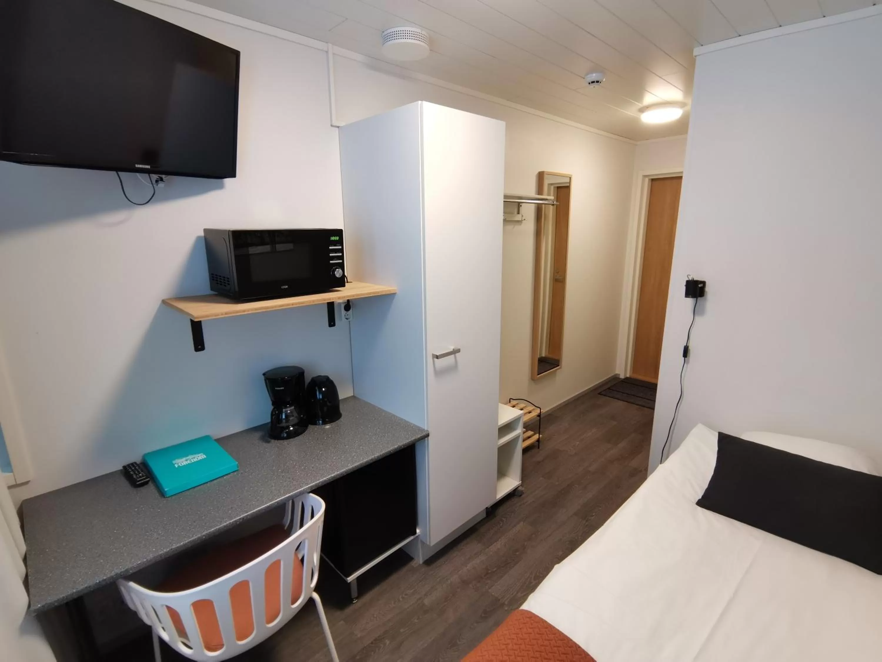 Kitchen or kitchenette, Bed in Forenom Aparthotel Raahe