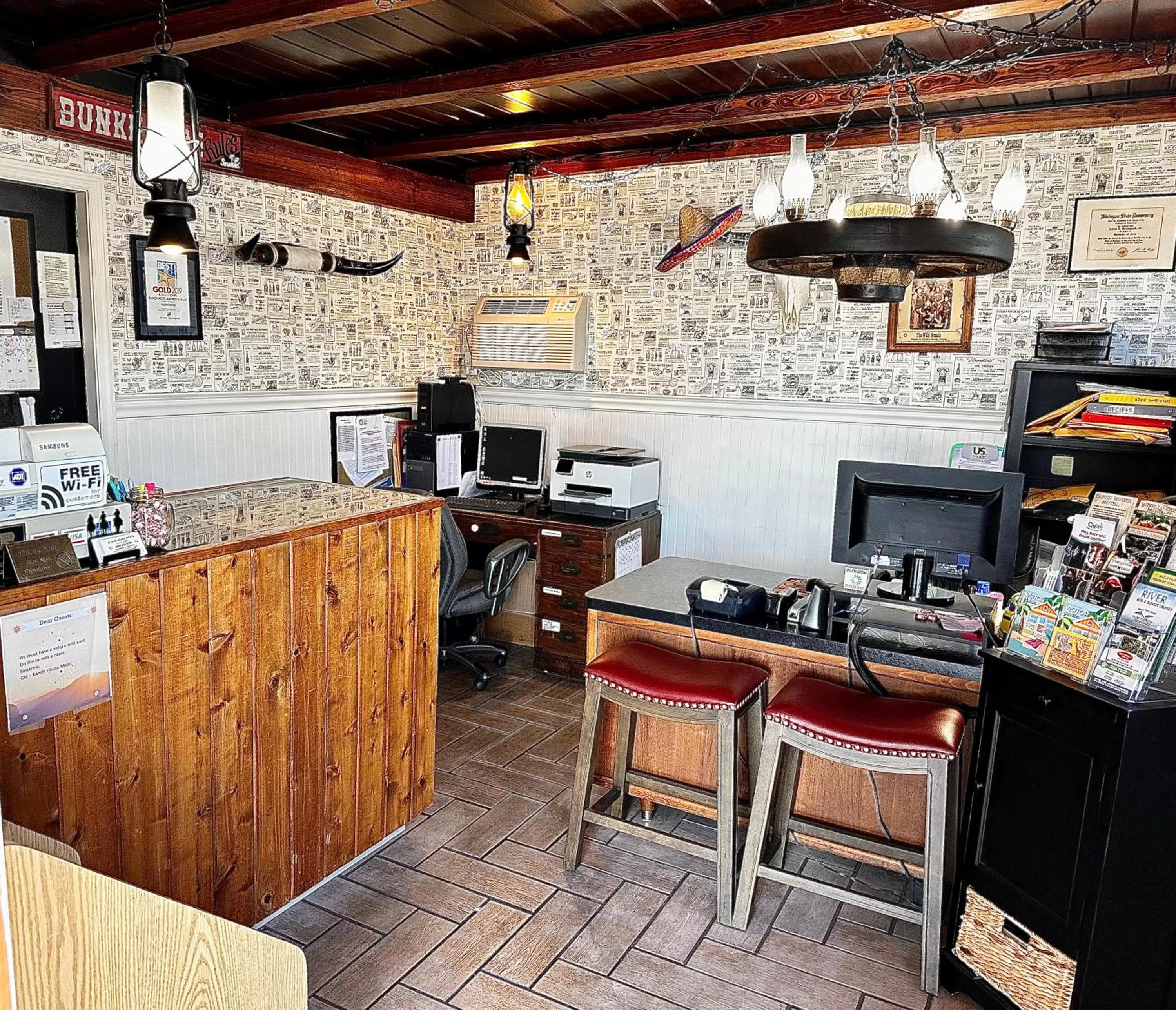 Property building, Kitchen/Kitchenette in Buffalo Chip's Ranch House Motel