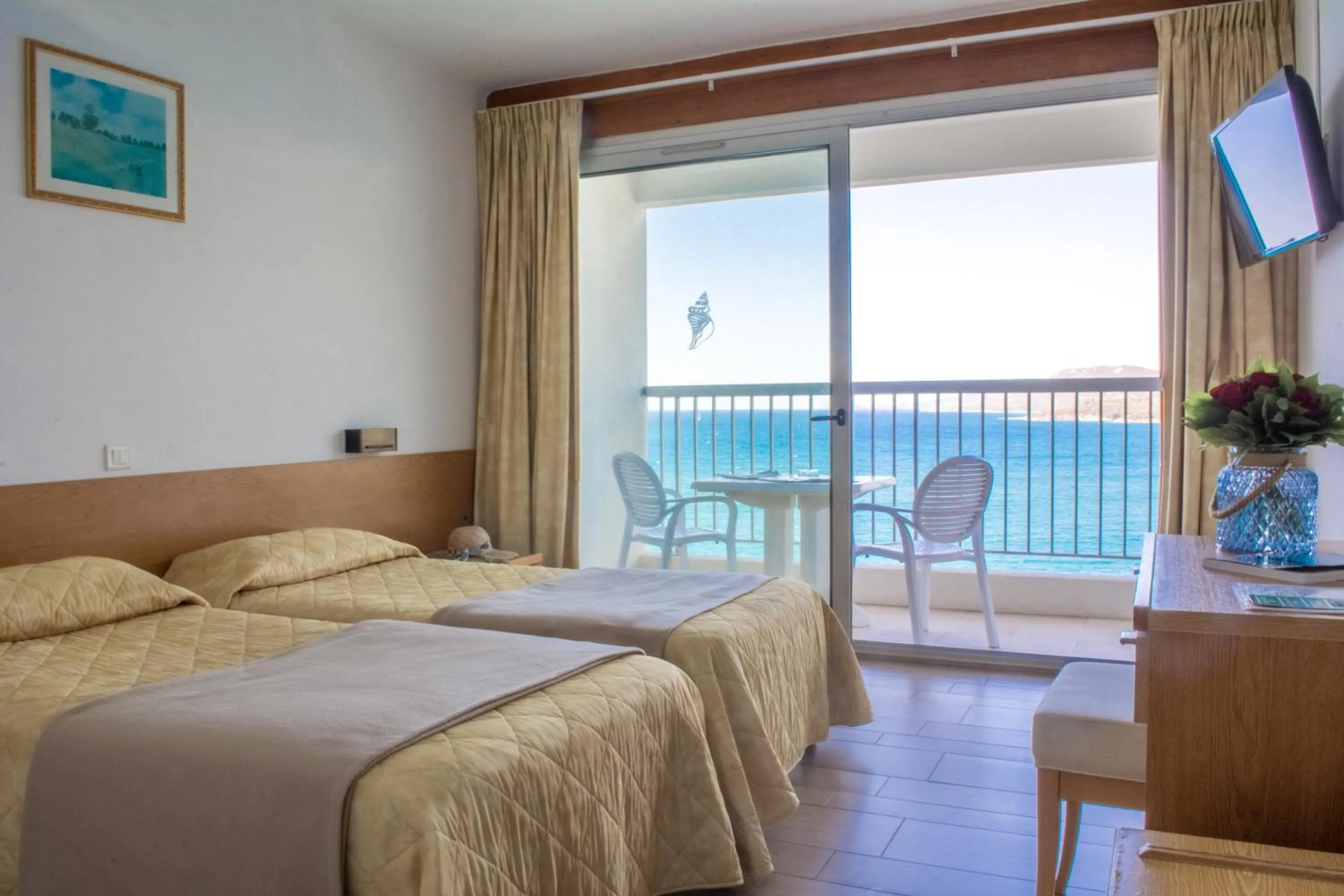 Sea view, Bed in Hotel Roc E Mare